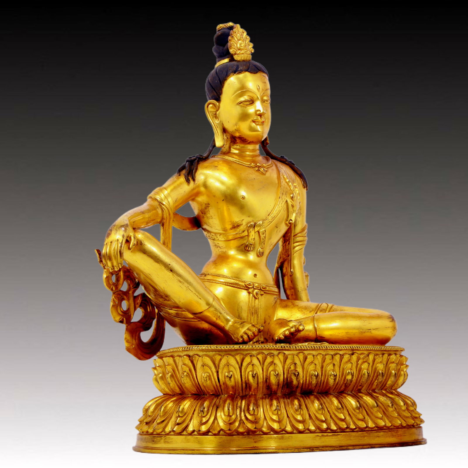 A solemn gilt bronze statue of Guanyin - 8