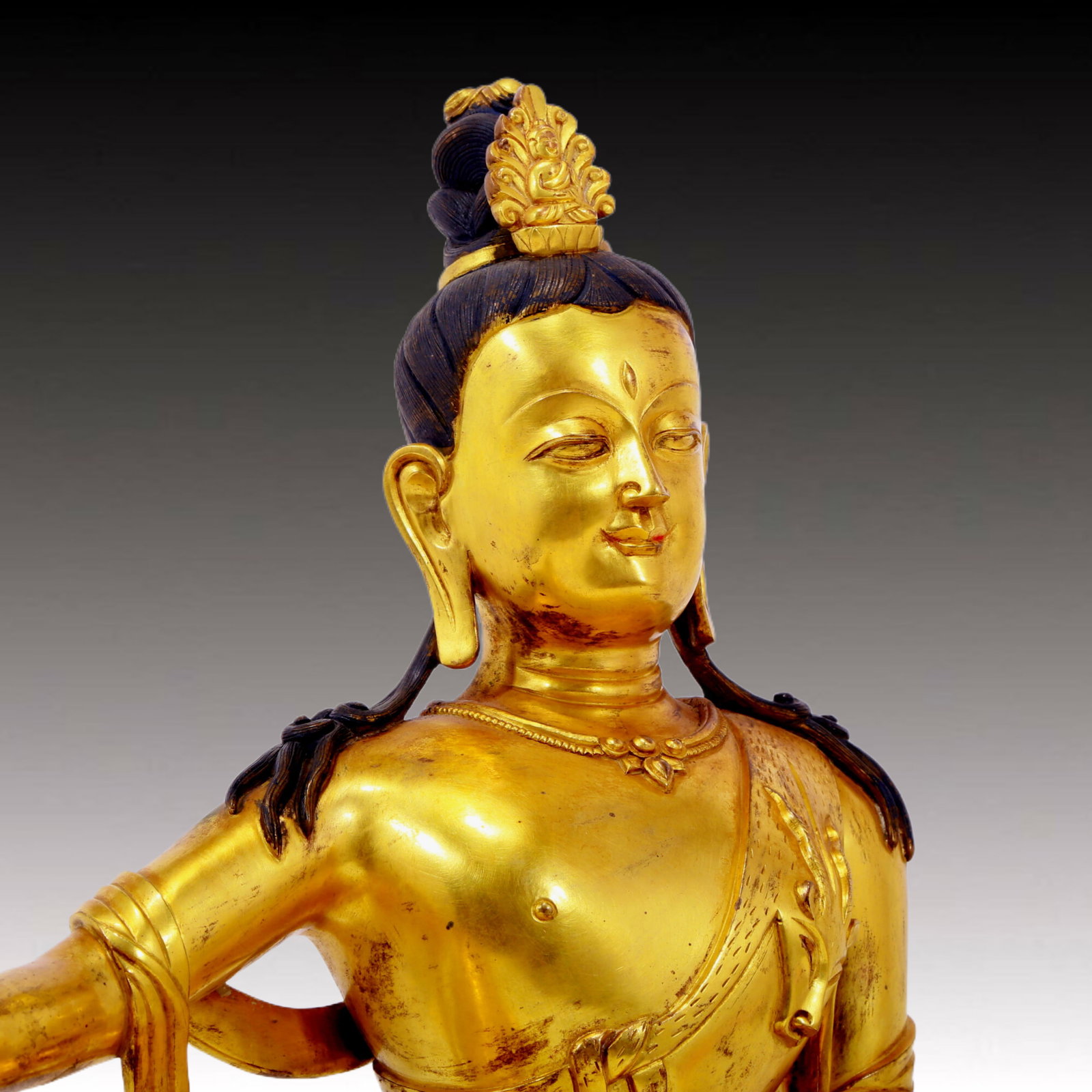 A solemn gilt bronze statue of Guanyin - 9