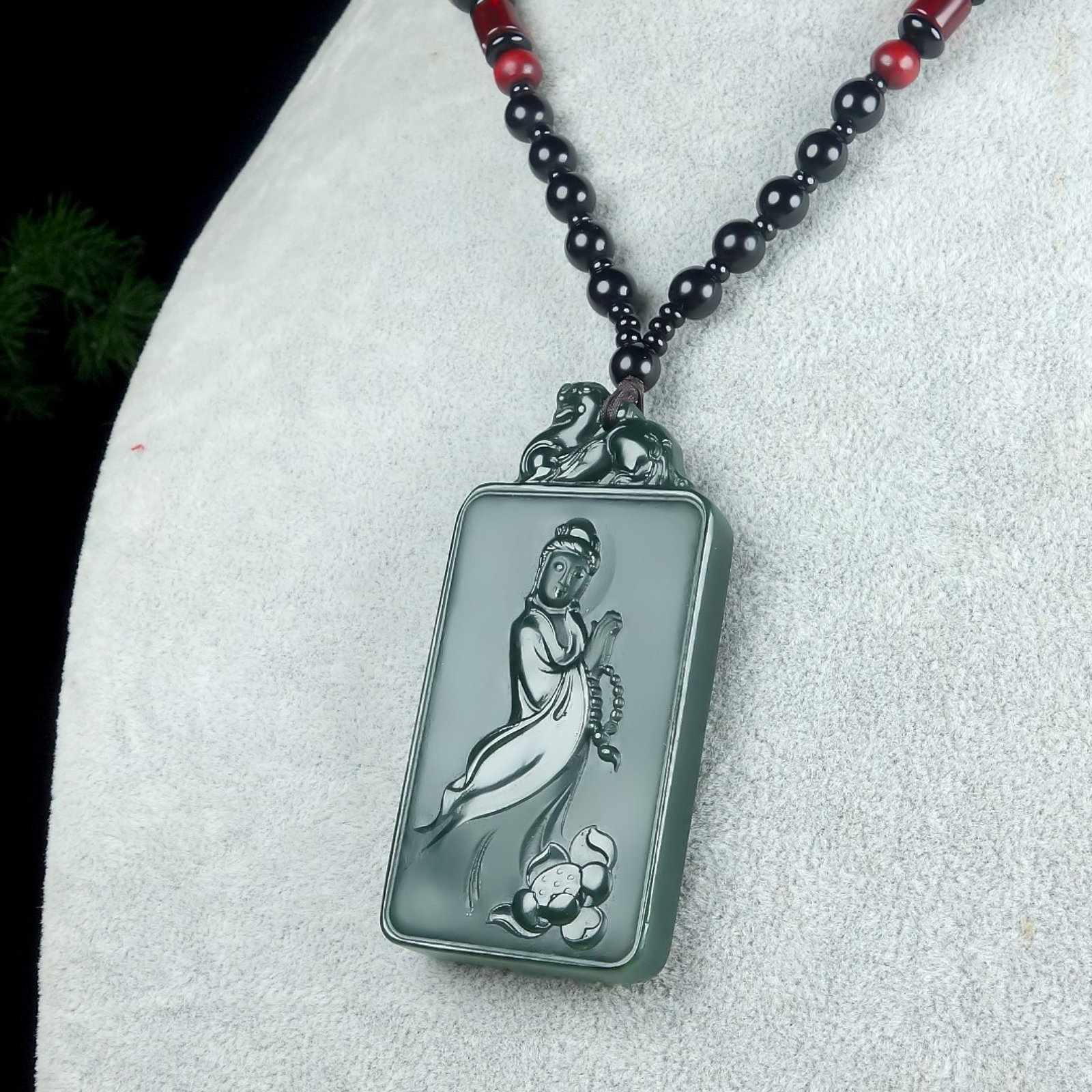 An Exquisite Greenish Jade Statue of Avalokitesvara Pendant - 4