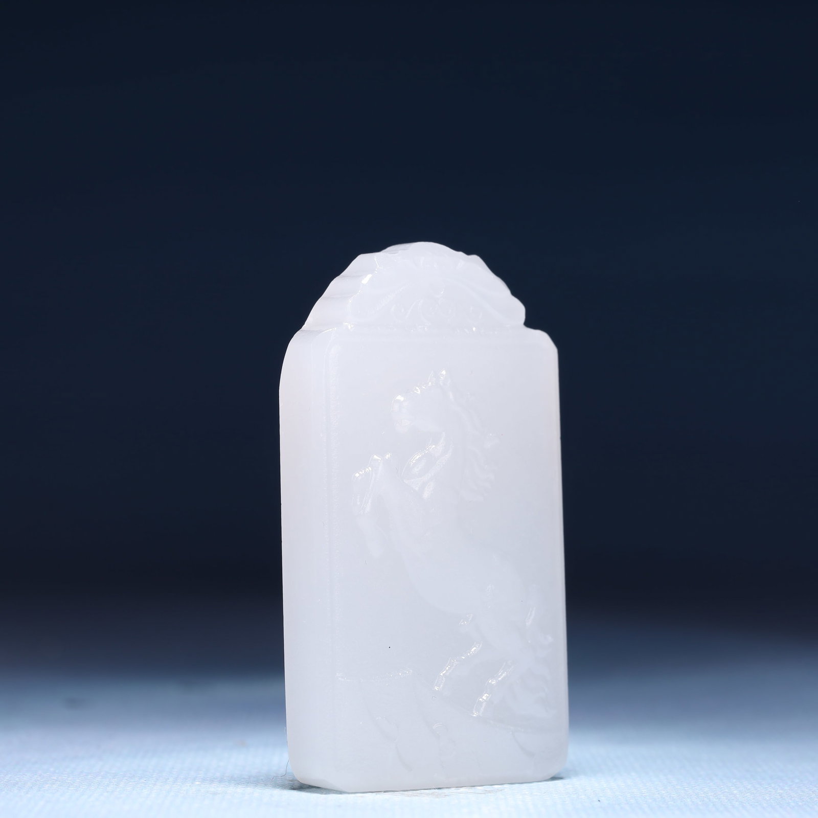An Exquisite White Jade Horse Pattern Pendant - 3