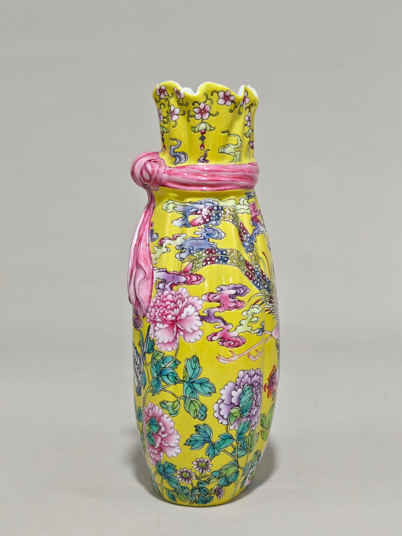 An Exquisite Yellow Ground Famille-Rose Peony and Phoenix Pattern Vase - 4