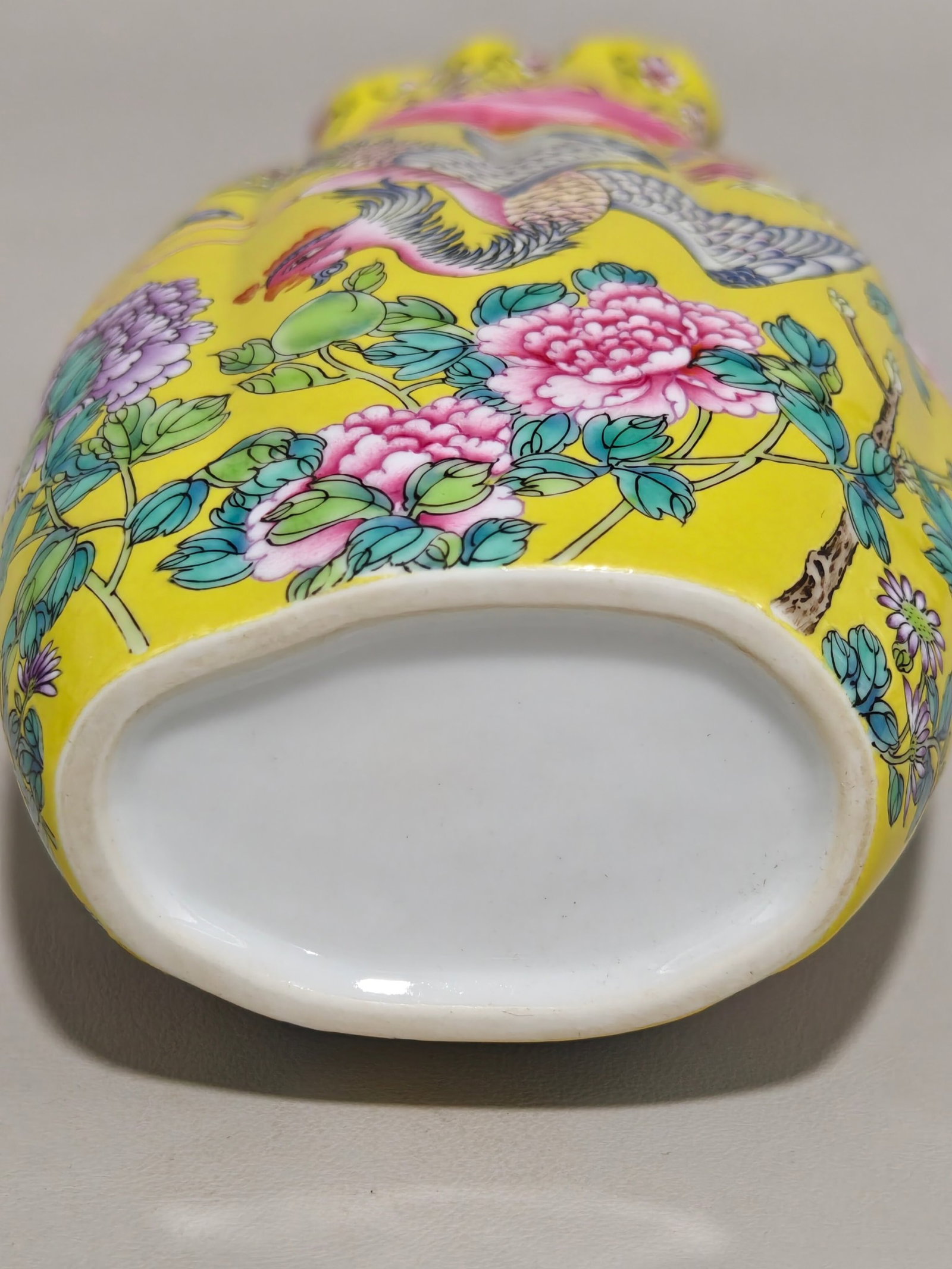 An Exquisite Yellow Ground Famille-Rose Peony and Phoenix Pattern Vase - 7