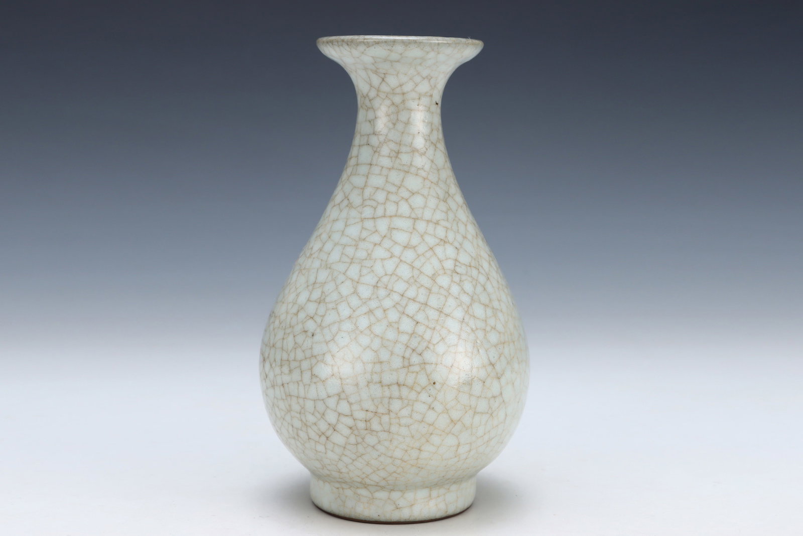 An Exquisite Guan yao White Glazed Vase - 2