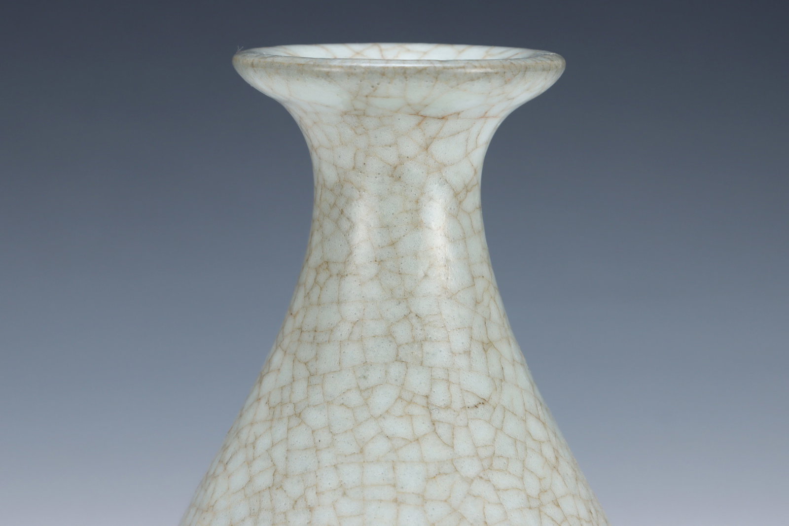 An Exquisite Guan yao White Glazed Vase - 4