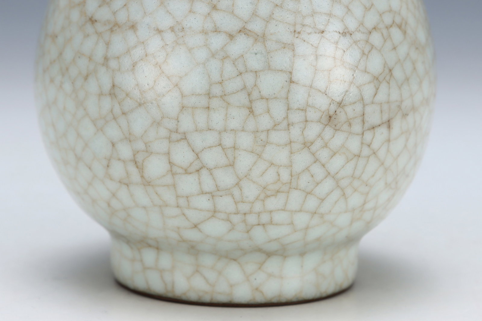 An Exquisite Guan yao White Glazed Vase - 5