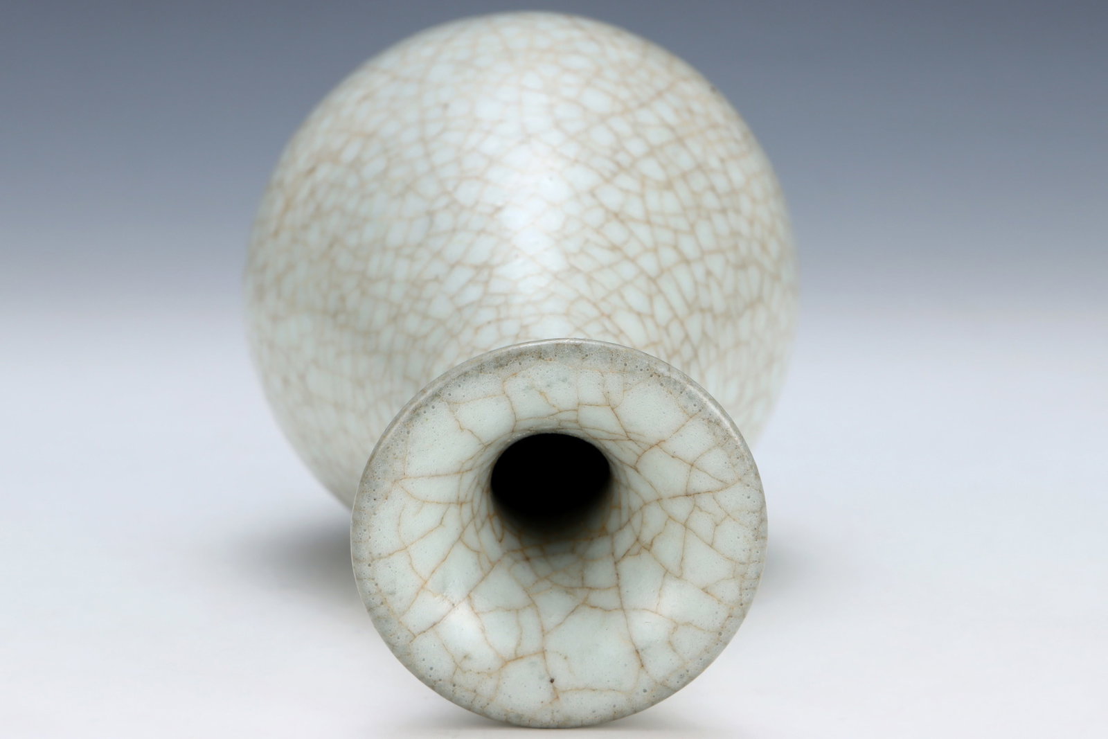 An Exquisite Guan yao White Glazed Vase - 6