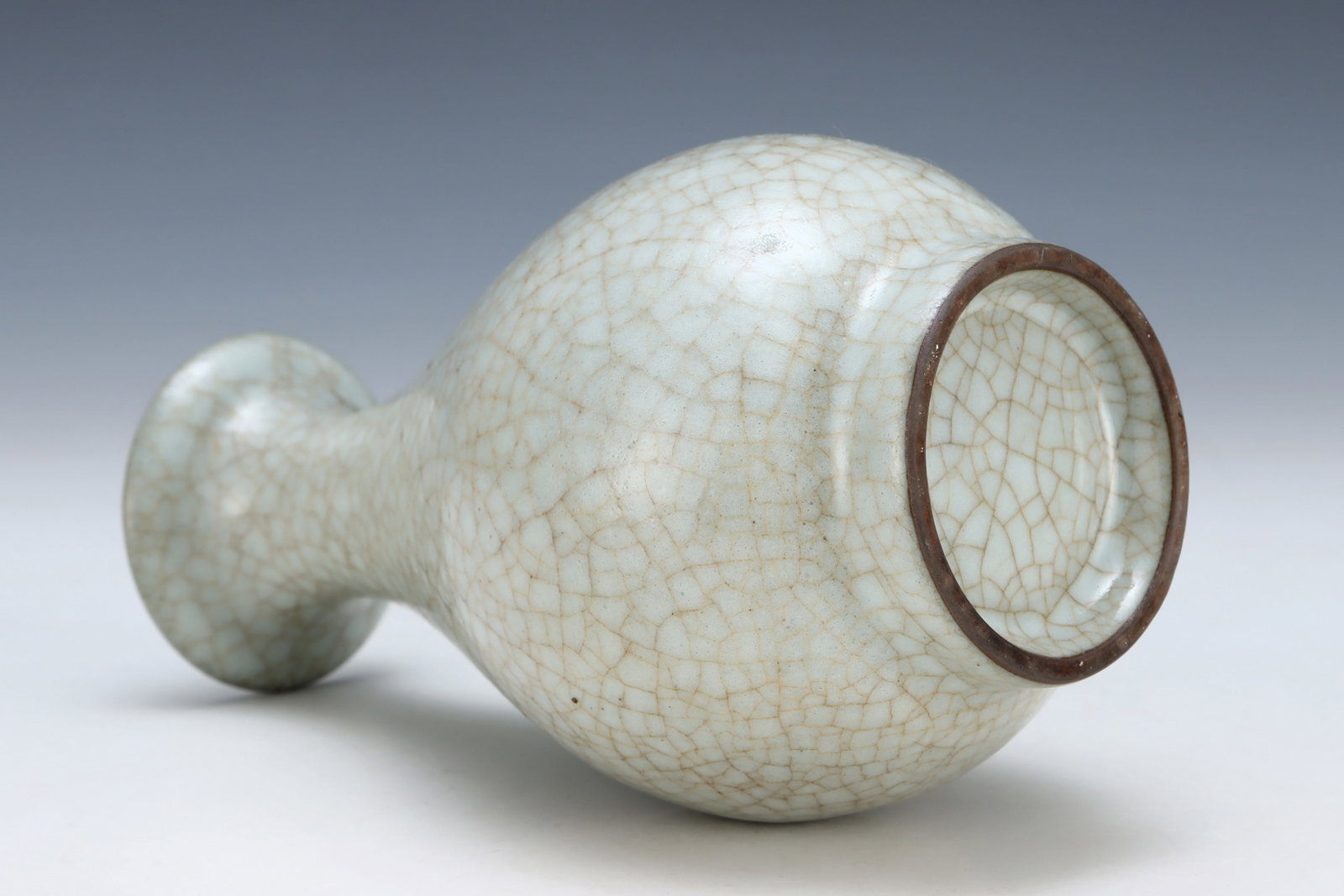 An Exquisite Guan yao White Glazed Vase - 7