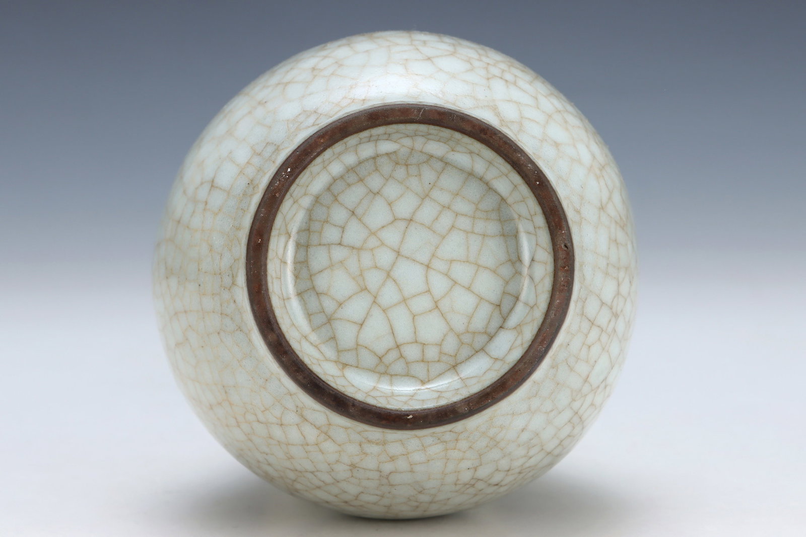 An Exquisite Guan yao White Glazed Vase - 8