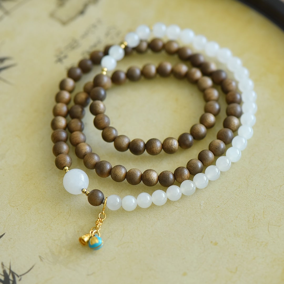 An Exquisite White Jade Eaglewood Bracelets: Estimated Value:300-600 An Exquisite White Jade Eaglewood Bracelets 白玉沉香木手串