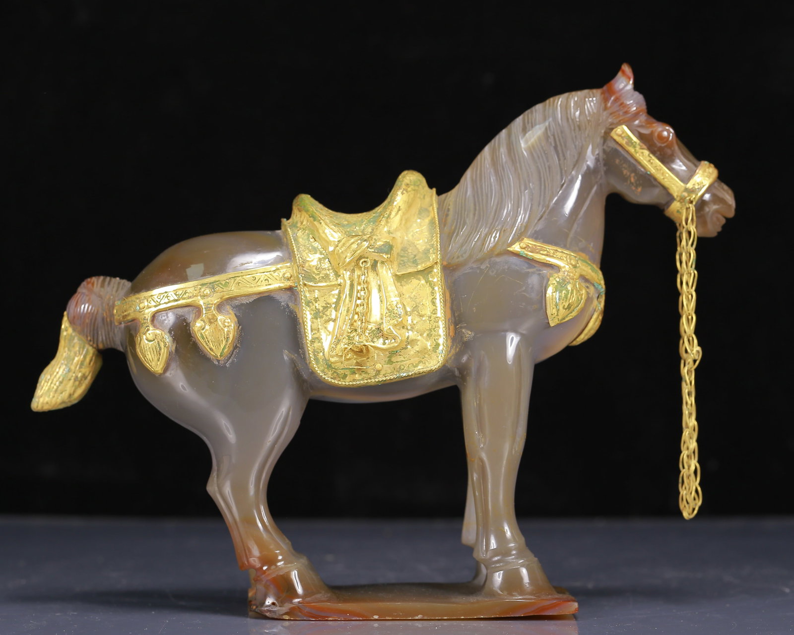An Exquisite Agate Cover with Gold Horse Ornament - 2