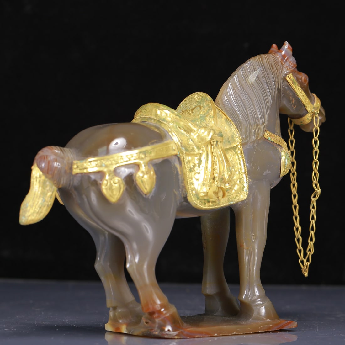An Exquisite Agate Cover with Gold Horse Ornament - 3