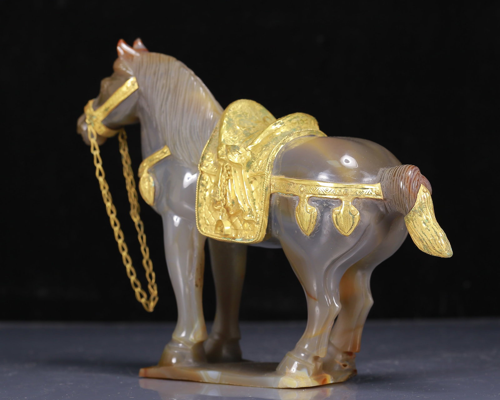 An Exquisite Agate Cover with Gold Horse Ornament - 4
