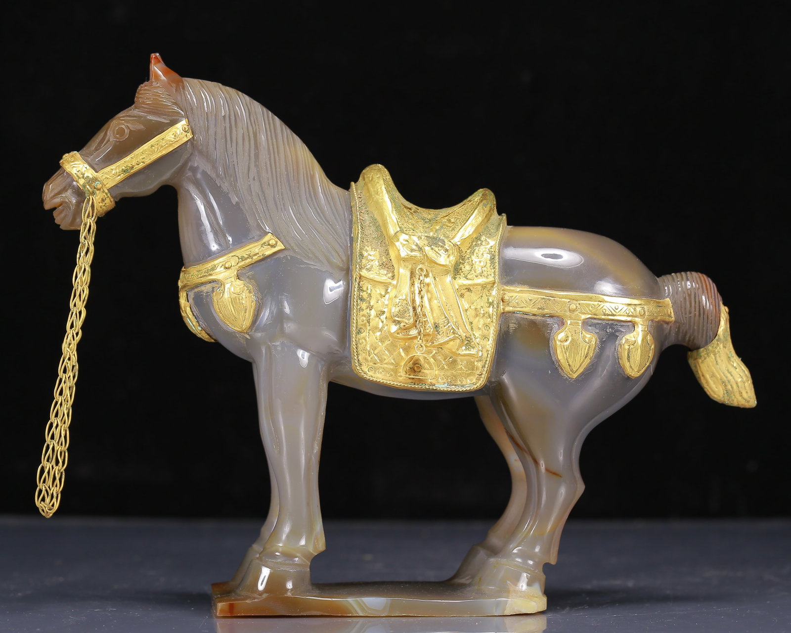 An Exquisite Agate Cover with Gold Horse Ornament - 5