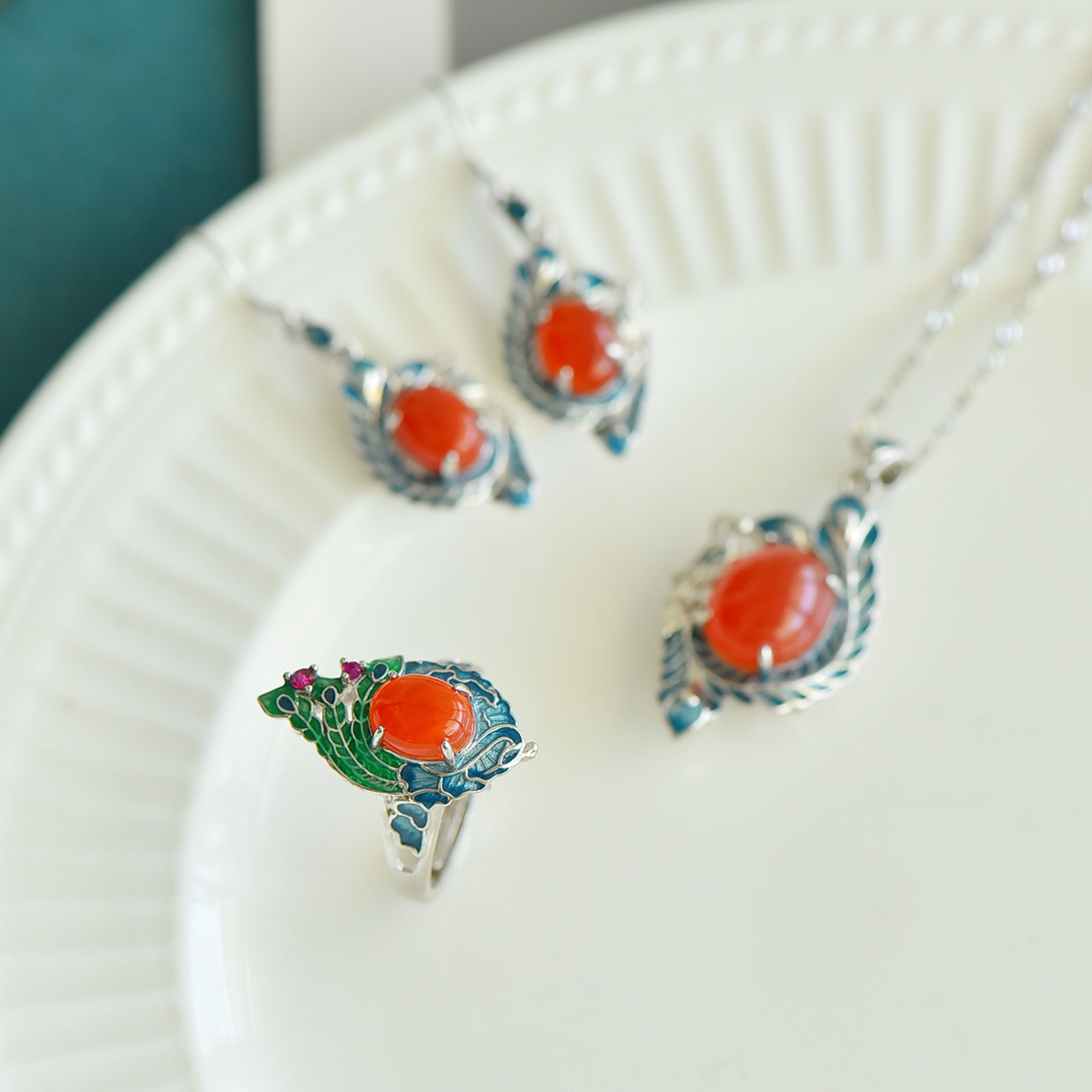 A Set of Fine Sterling Silver Inlaid Agate Jewelrys: Estimated Value:600-1200 A Set of Fine Sterling Silver Inlaid Agate Jewelrys 一套纯银镶玛瑙首饰