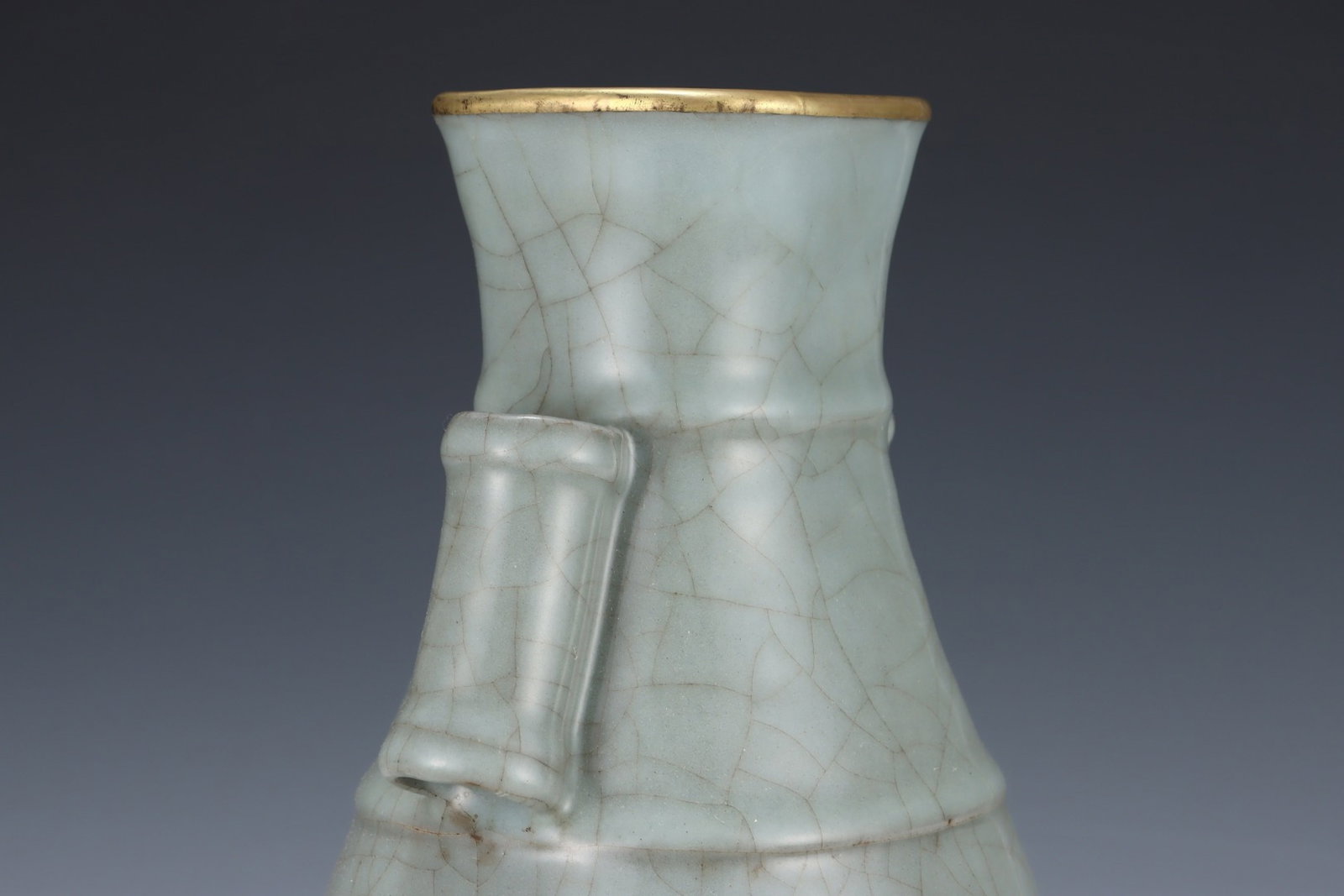 An Exquisite Guan yao Cover with Gold Double-Ears Vase - 4