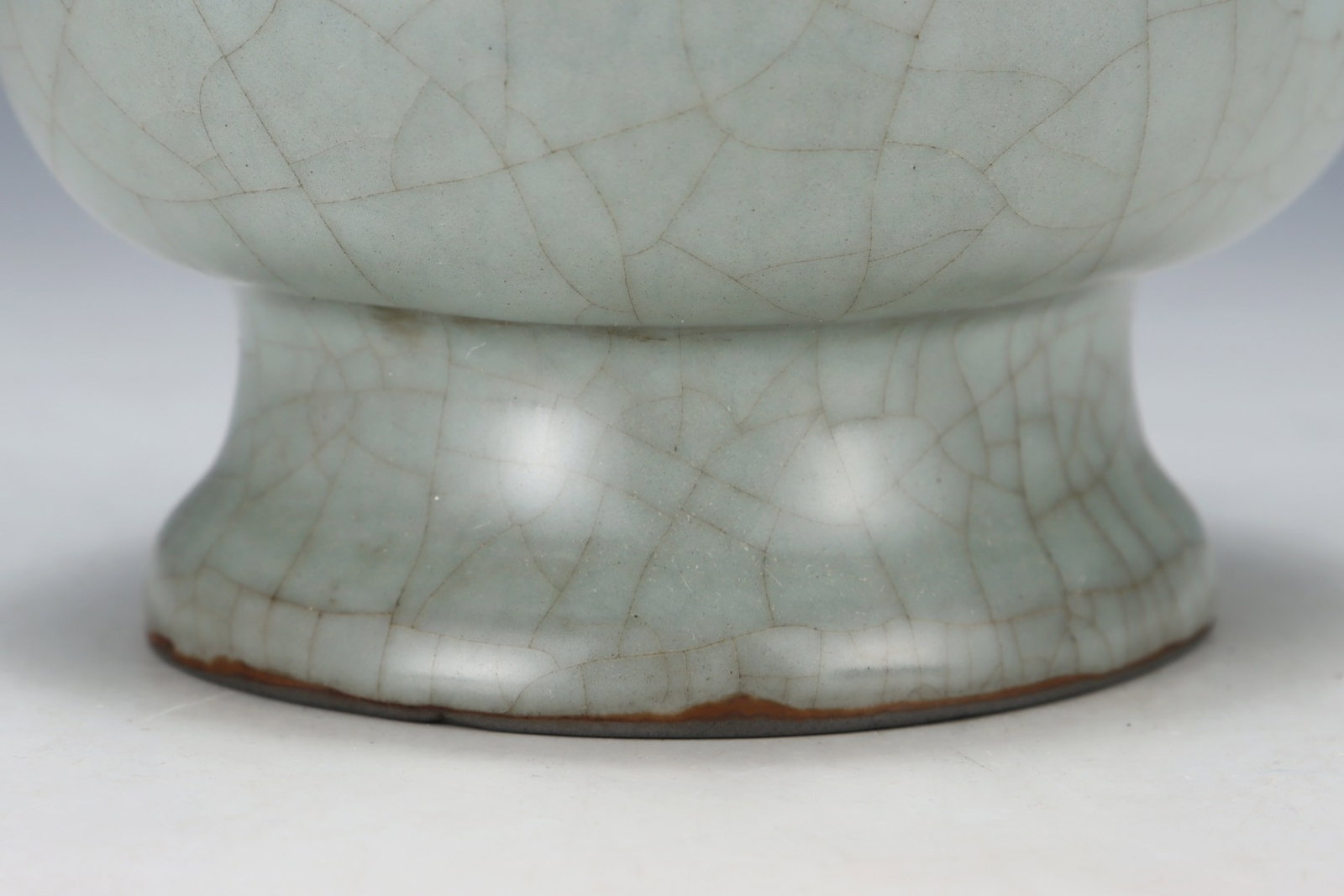 An Exquisite Guan yao Cover with Gold Double-Ears Vase - 5