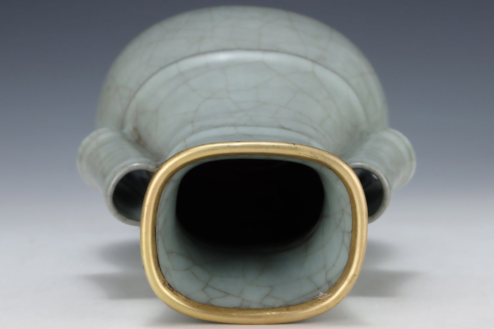An Exquisite Guan yao Cover with Gold Double-Ears Vase - 6