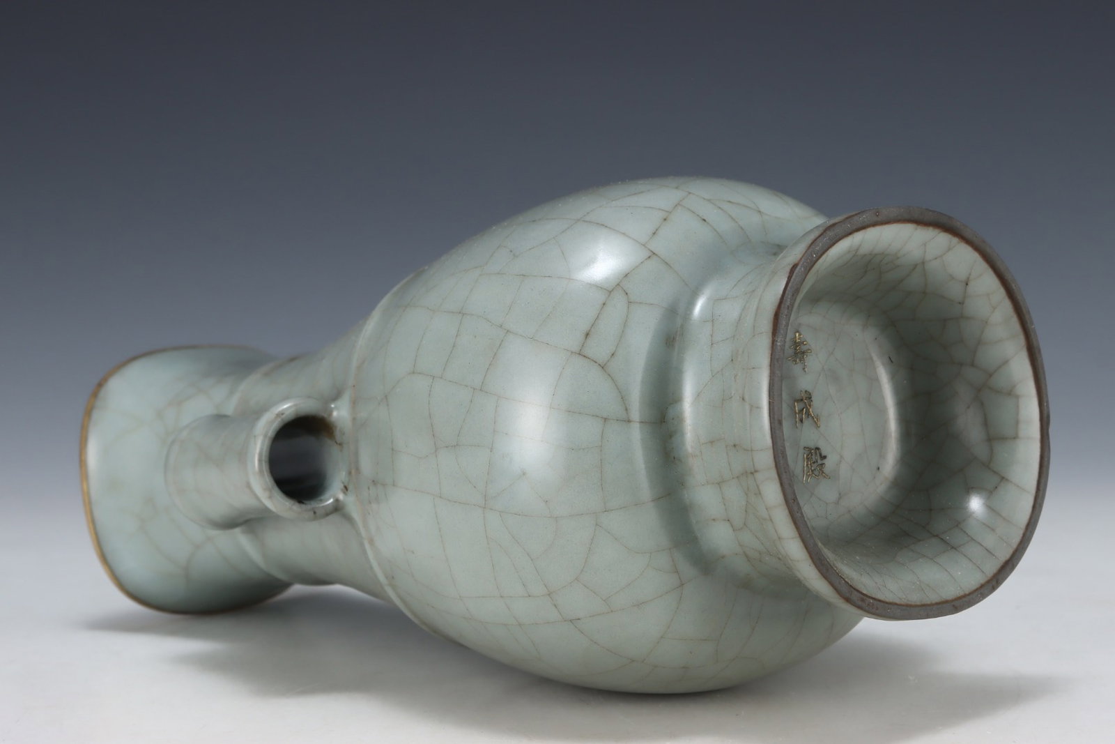 An Exquisite Guan yao Cover with Gold Double-Ears Vase - 7