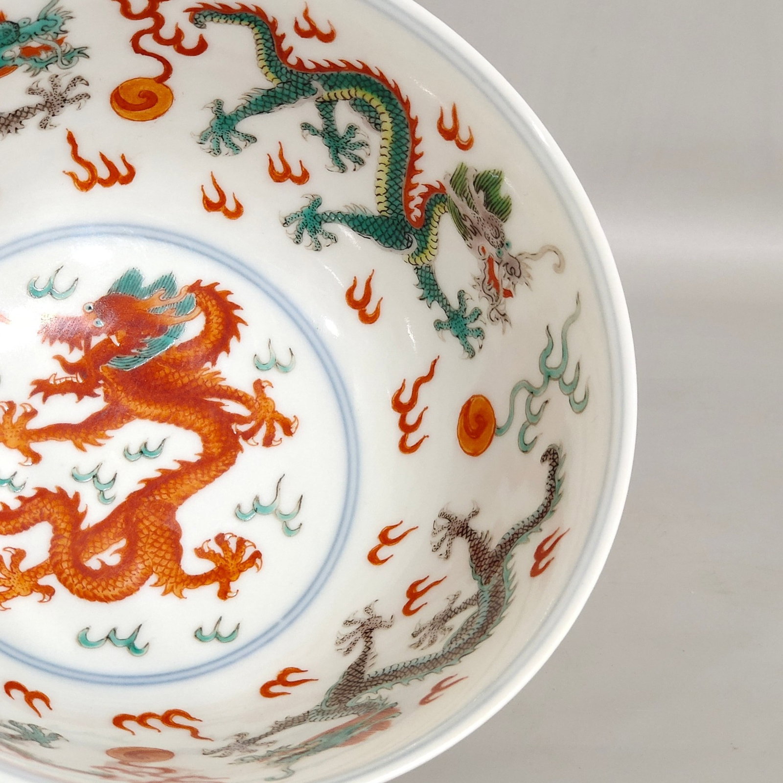 A Pair of Exquisite Wucai Dragon Pattern Bowls - 8