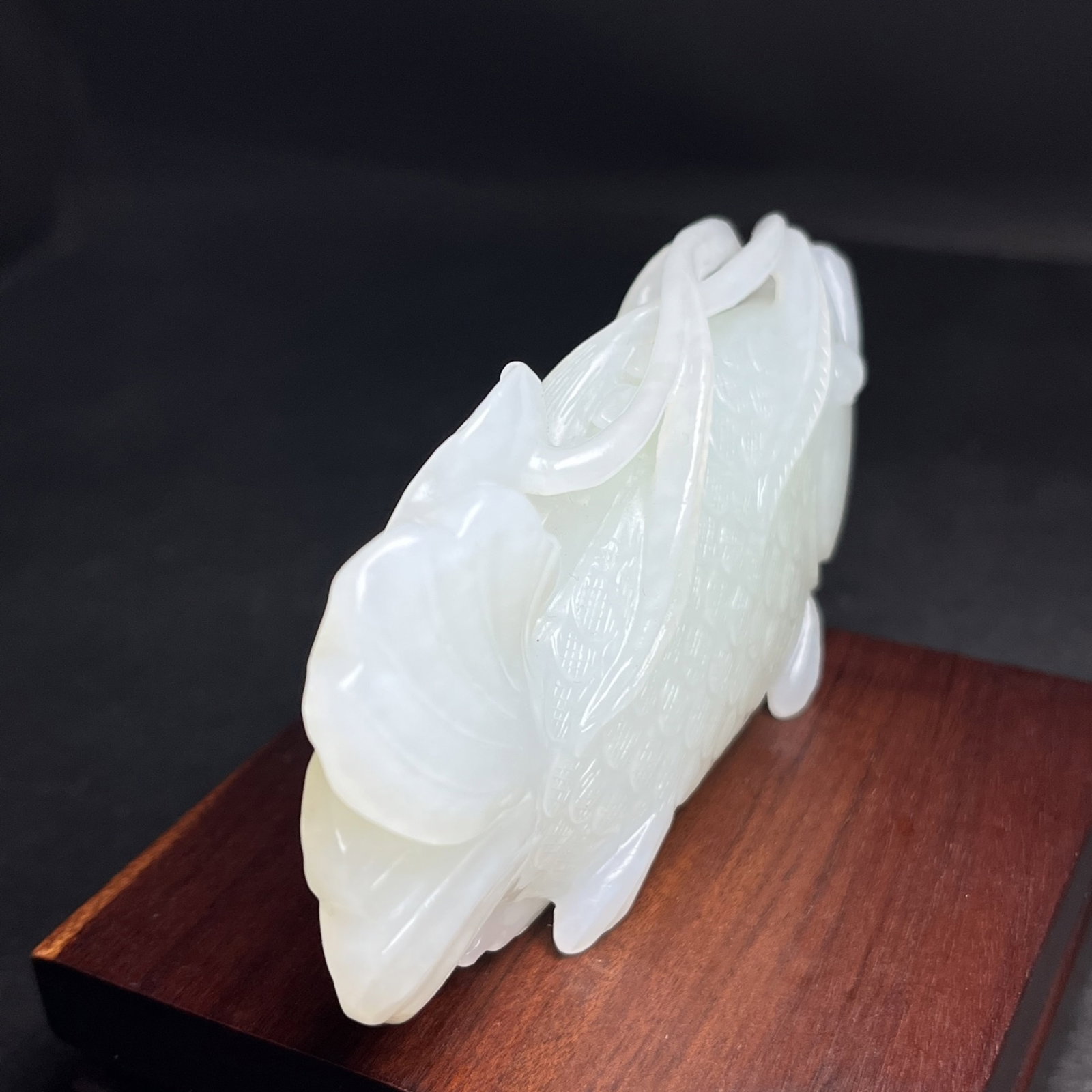 An Exquisite White Jade Fish Hand Piece - 3
