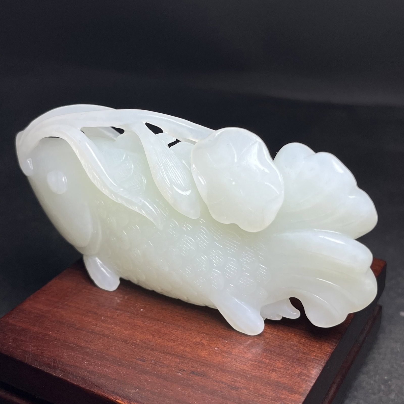 An Exquisite White Jade Fish Hand Piece - 4