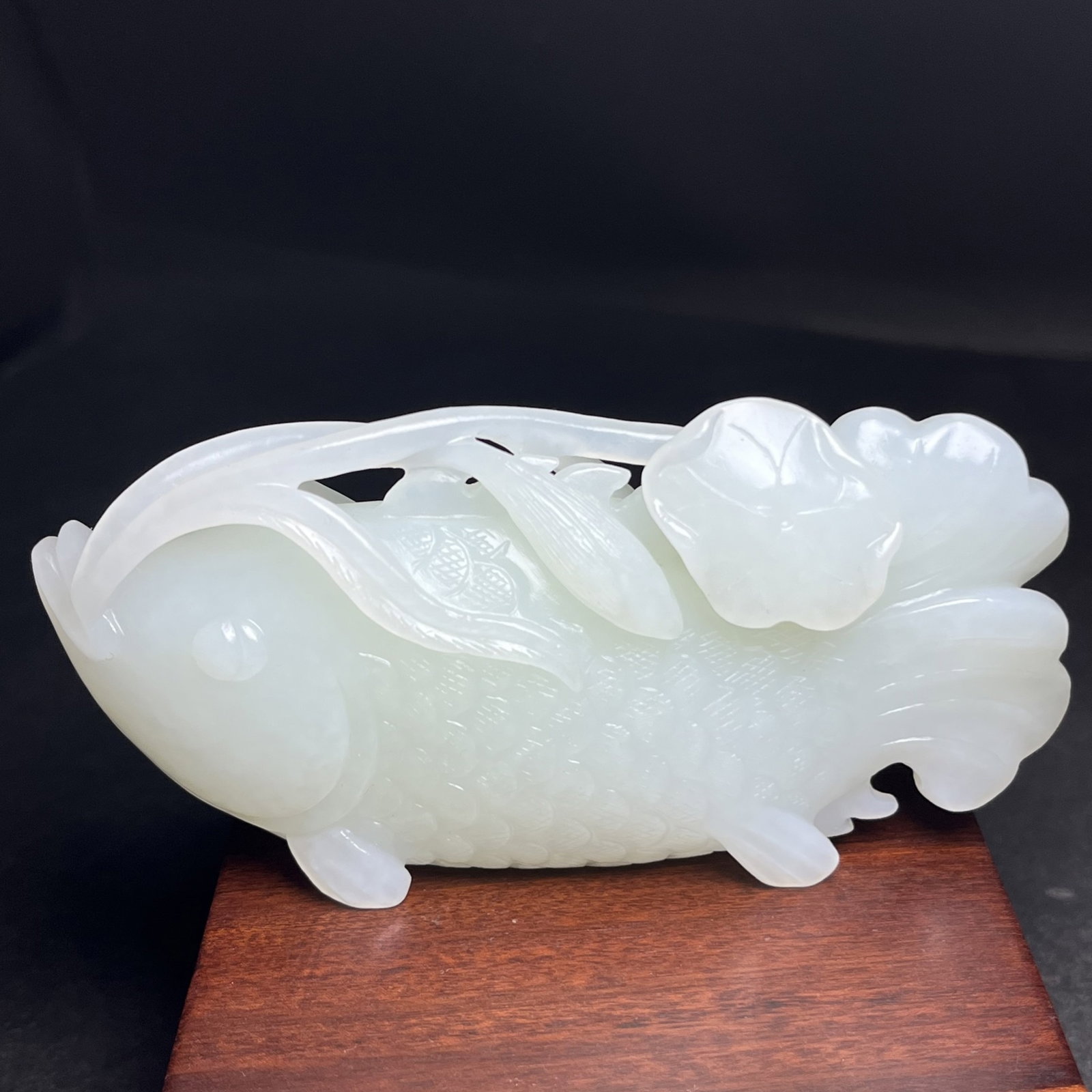An Exquisite White Jade Fish Hand Piece - 5
