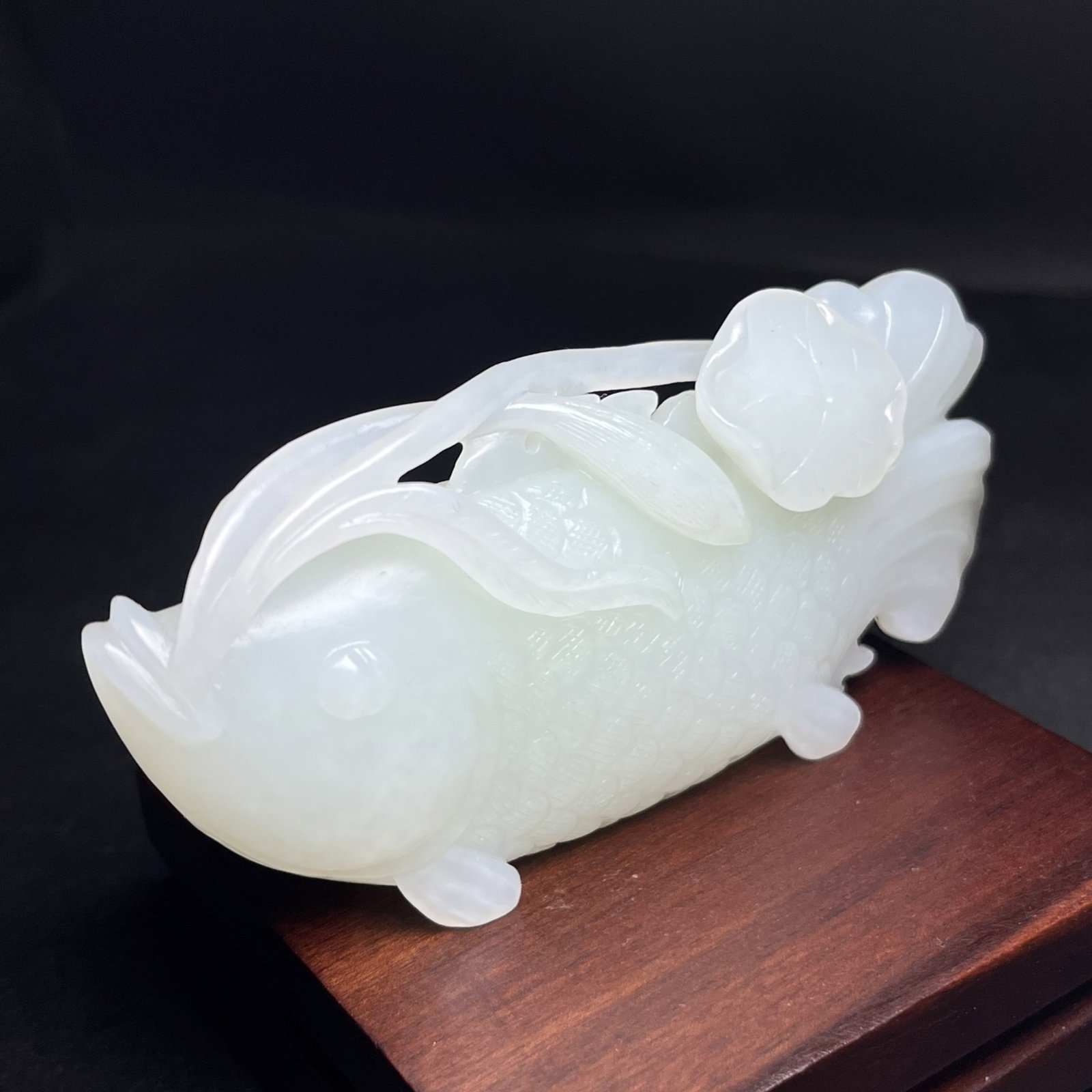 An Exquisite White Jade Fish Hand Piece - 6