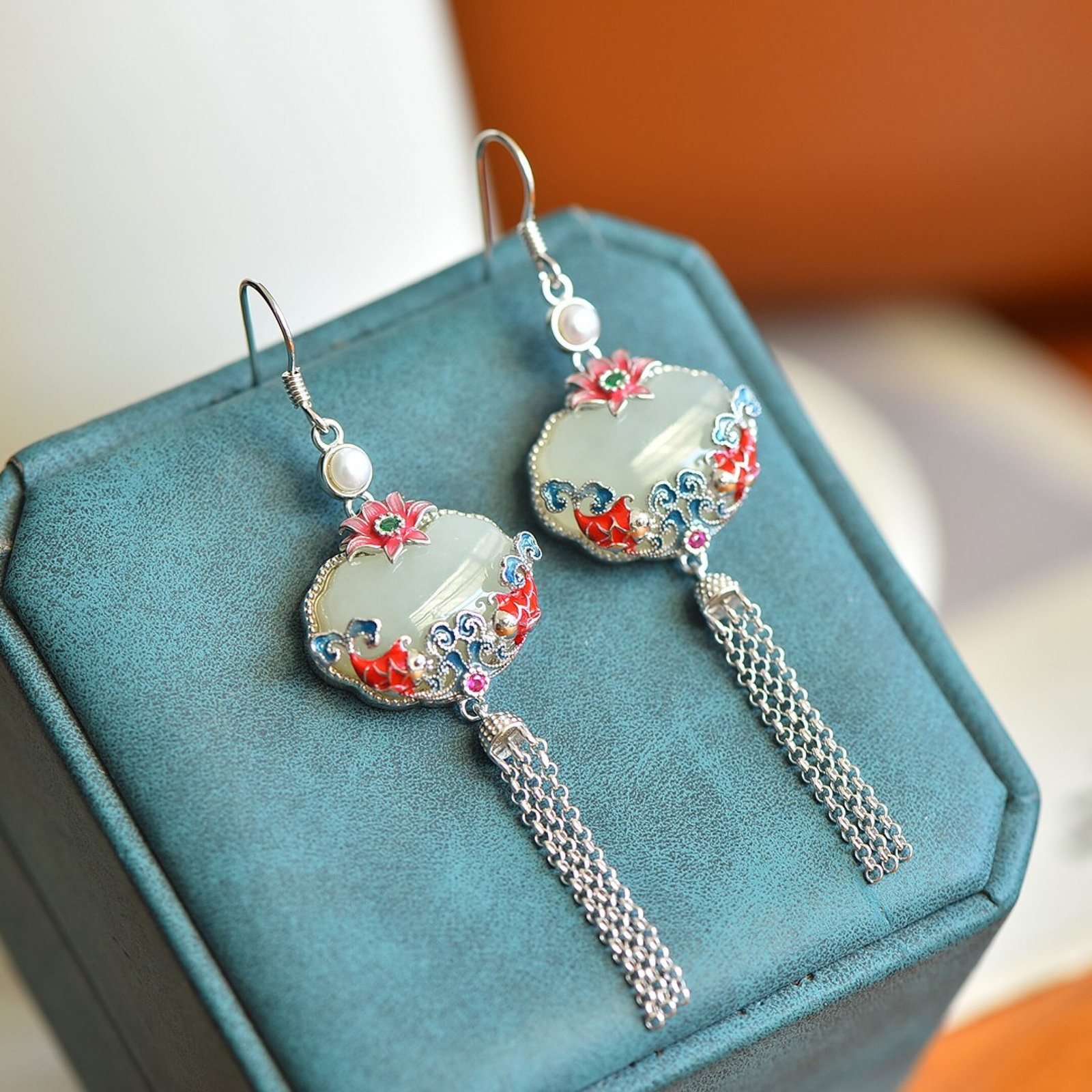 A Pair of Exquisite Sterling Silver Inlaid White Jade Earrings,Inlaid Pearls: Estimated Value:400-800 A Pair of Exquisite Sterling Silver Inlaid White Jade Earrings,Inlaid Pearls,Size:13mmx18mm