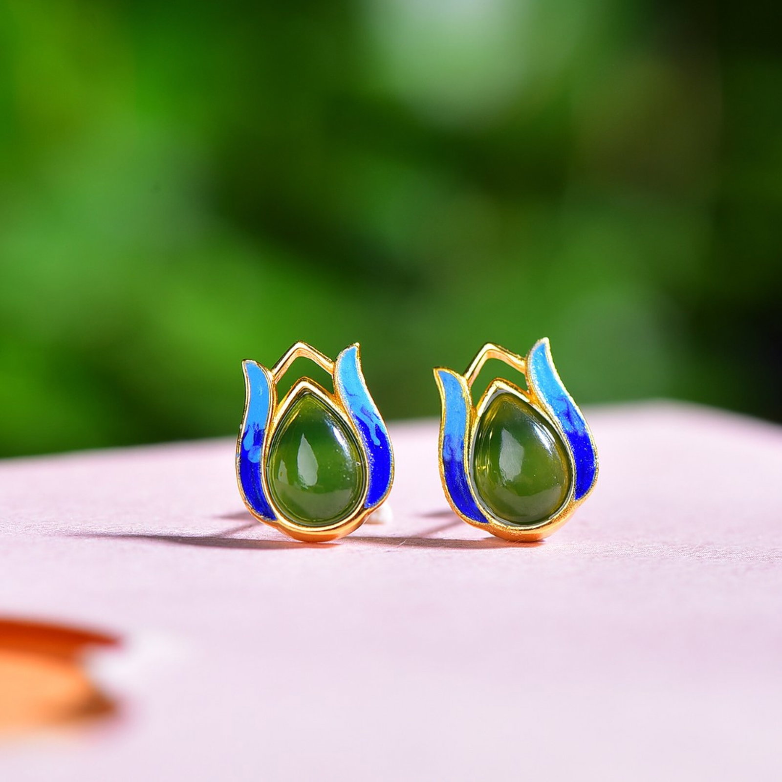 A Pair of Exquisite Sterling Silver-Gold Plated Inlaid Jasper Enamel Earrings: Estimated Value:400-800 A Pair of Exquisite Sterling Silver-Gold Plated Inlaid Jasper Enamel Earrings,Size:4mmx4mm 一对纯银镀金镶碧玉珐ĩ