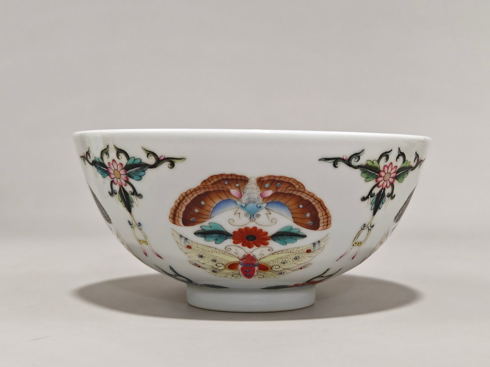 A Pair of Exquisite Famille-Rose Butterfly Pattern Bowls - 7