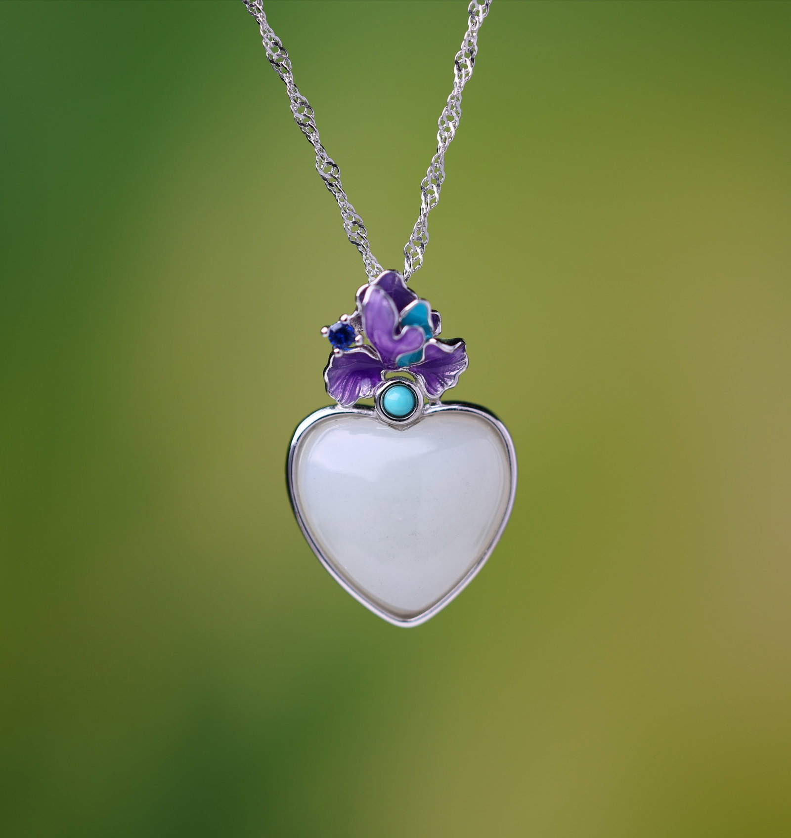 An Exquisite Sterling Silver Inlaid White Jade Pendant: Estimated Value:200-400 An Exquisite Sterling Silver Inlaid White Jade Pendant,Size:14mmx14mm 纯银镶白玉吊坠
