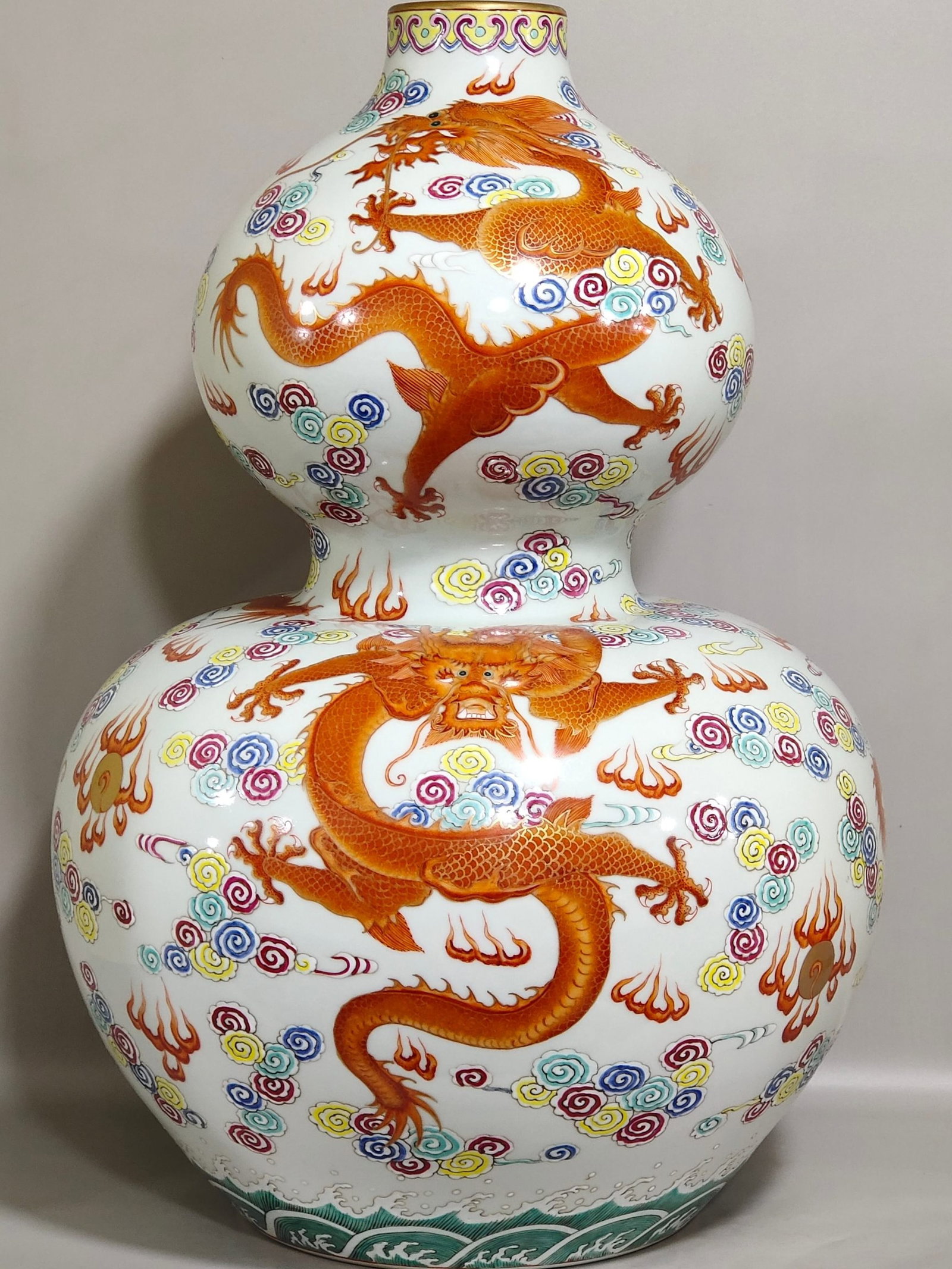 A Huge Famille-Rose Iron-Red Painted Gold Auspicious Cloud and Dragon Pattern Gourd Vase - 3