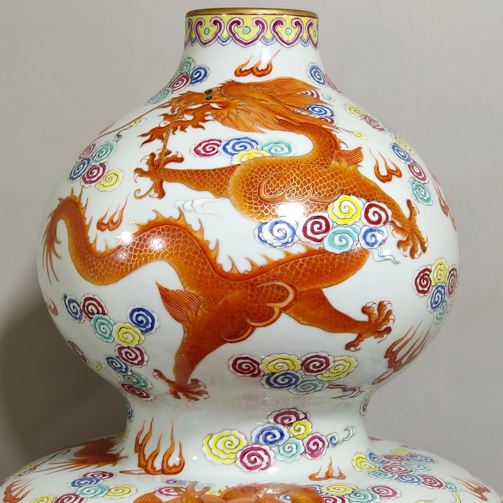 A Huge Famille-Rose Iron-Red Painted Gold Auspicious Cloud and Dragon Pattern Gourd Vase - 5