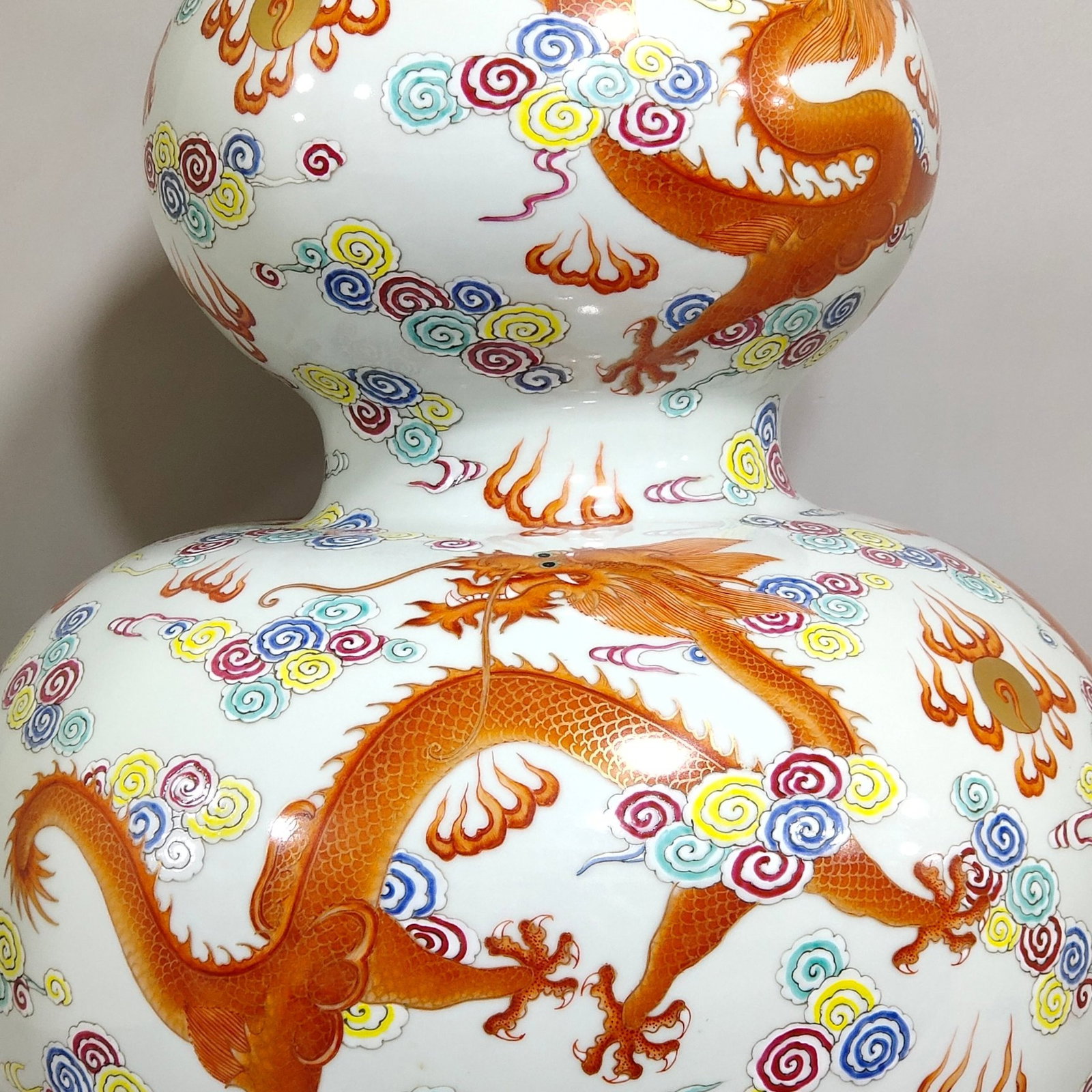 A Huge Famille-Rose Iron-Red Painted Gold Auspicious Cloud and Dragon Pattern Gourd Vase - 6