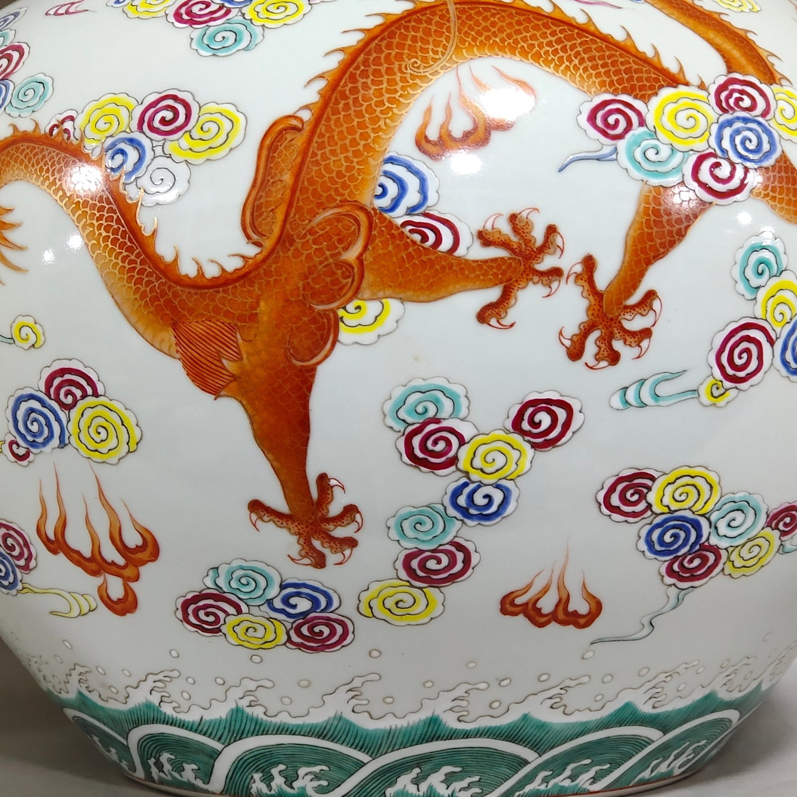 A Huge Famille-Rose Iron-Red Painted Gold Auspicious Cloud and Dragon Pattern Gourd Vase - 7