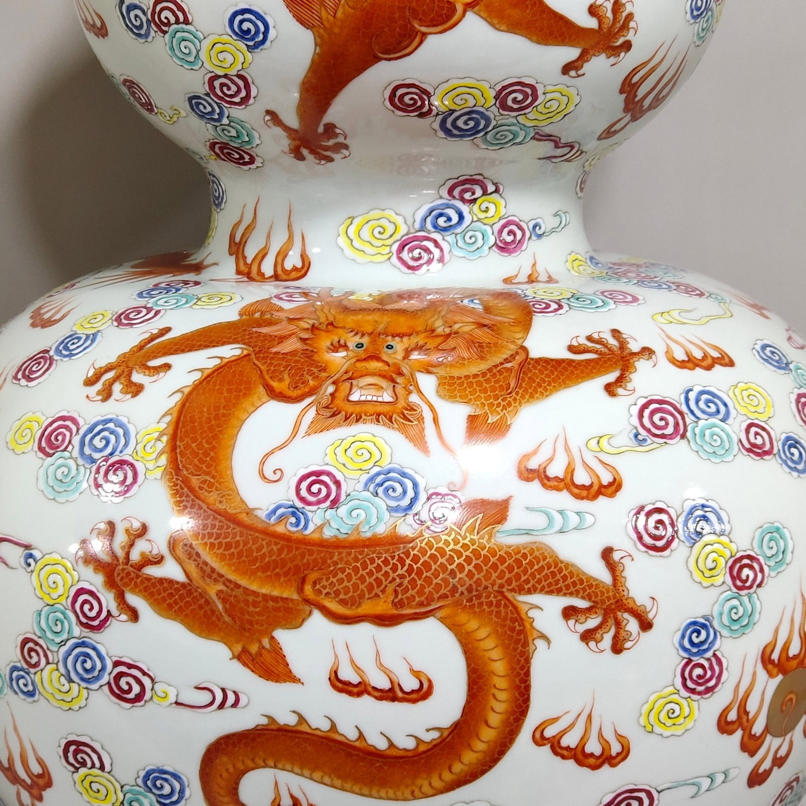 A Huge Famille-Rose Iron-Red Painted Gold Auspicious Cloud and Dragon Pattern Gourd Vase - 8