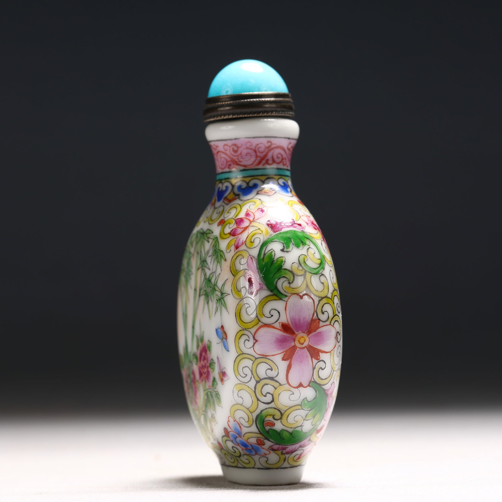 An Exquisite Enamel Flower and Butterfly Pattern Porcelain Snuff Bottle - 2