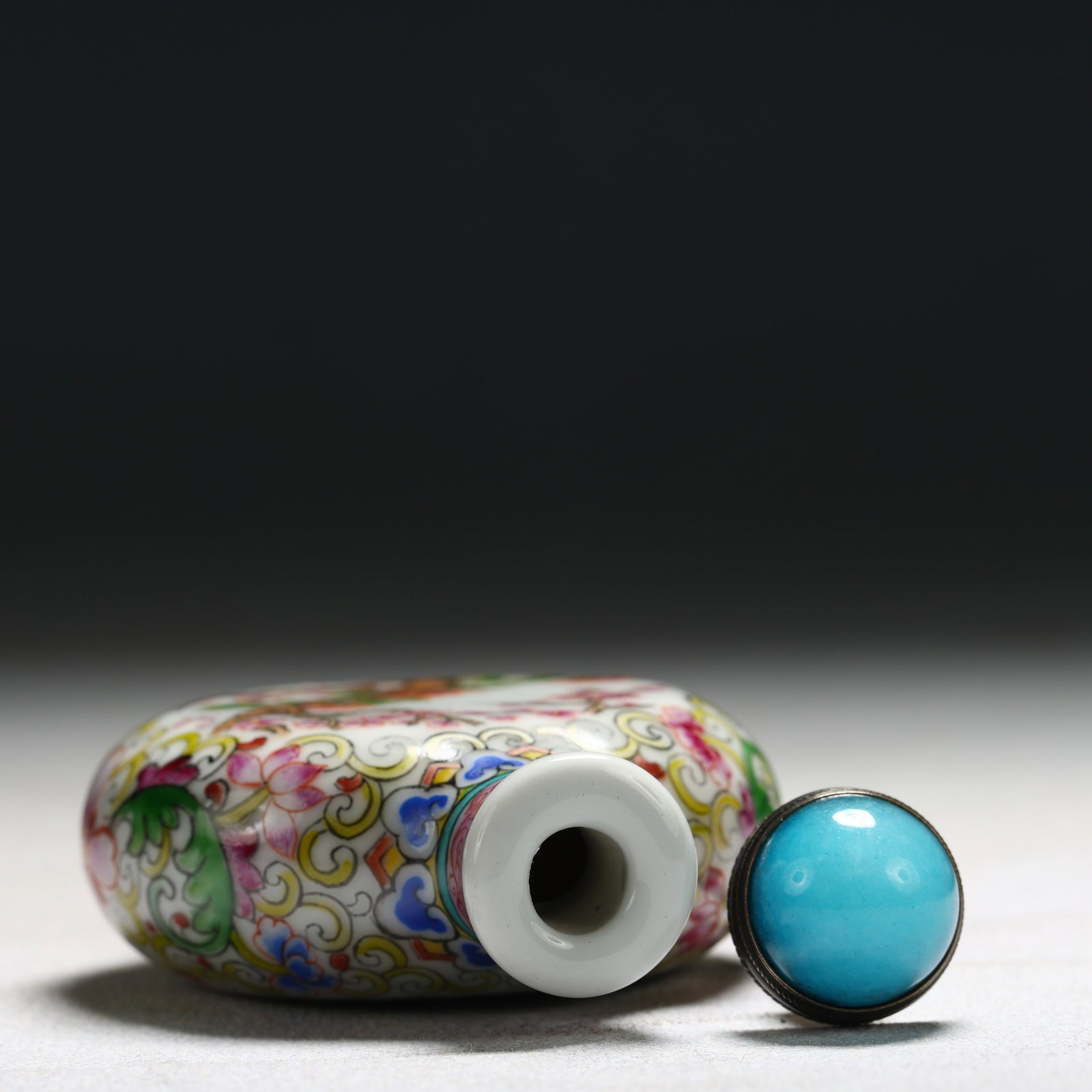 An Exquisite Enamel Flower and Butterfly Pattern Porcelain Snuff Bottle - 4