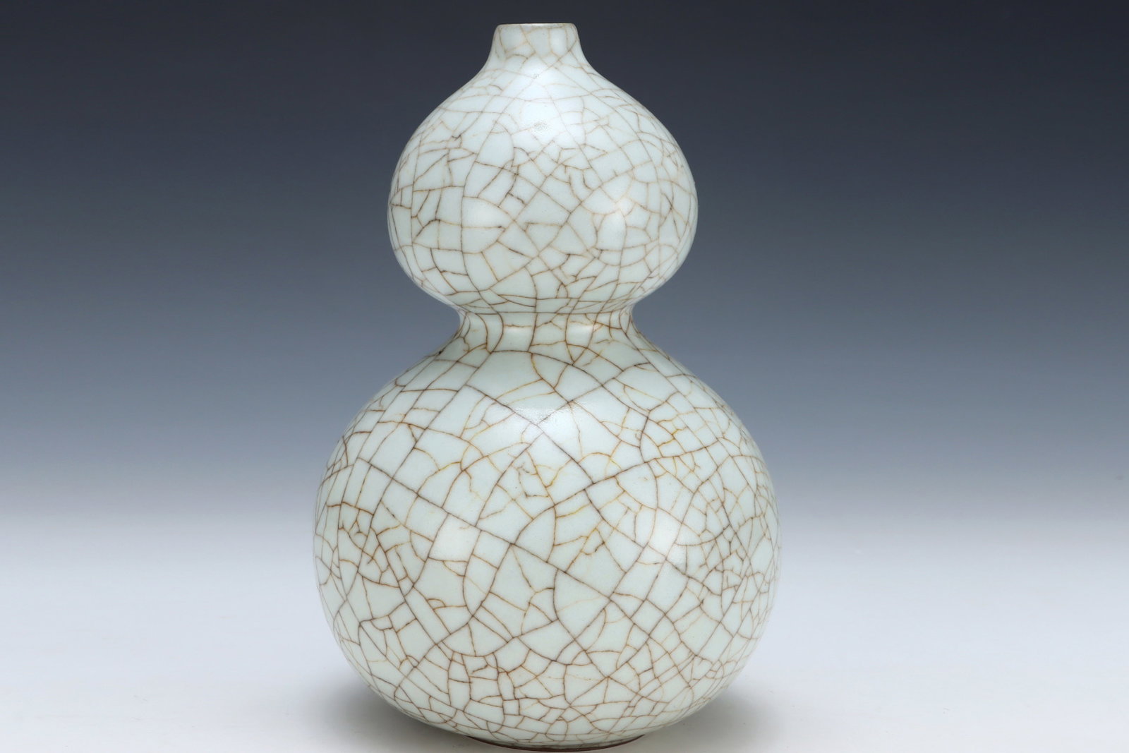 An Exquisite Guan yao White Glazed Gourd Vase - 2