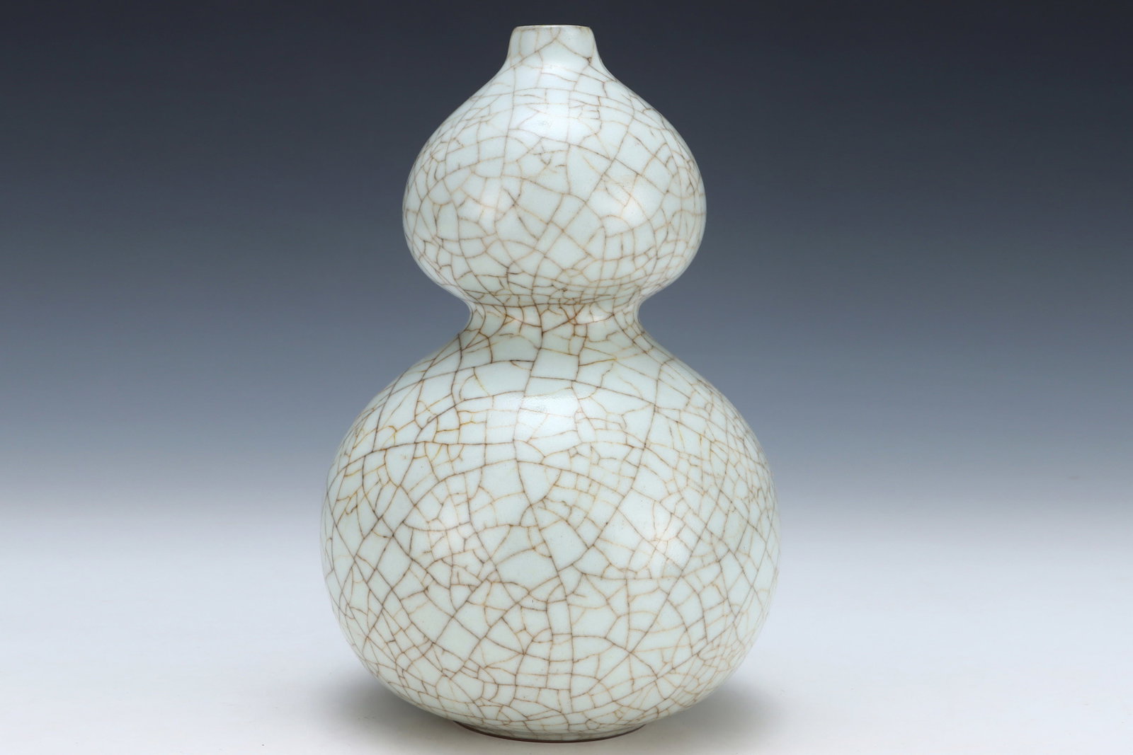 An Exquisite Guan yao White Glazed Gourd Vase - 3