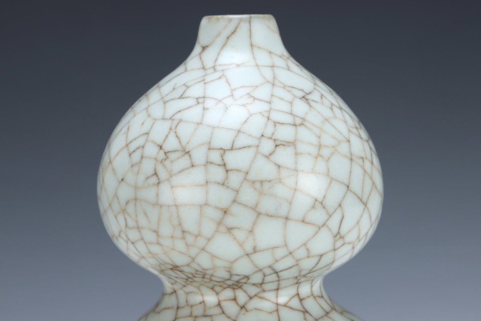 An Exquisite Guan yao White Glazed Gourd Vase - 4