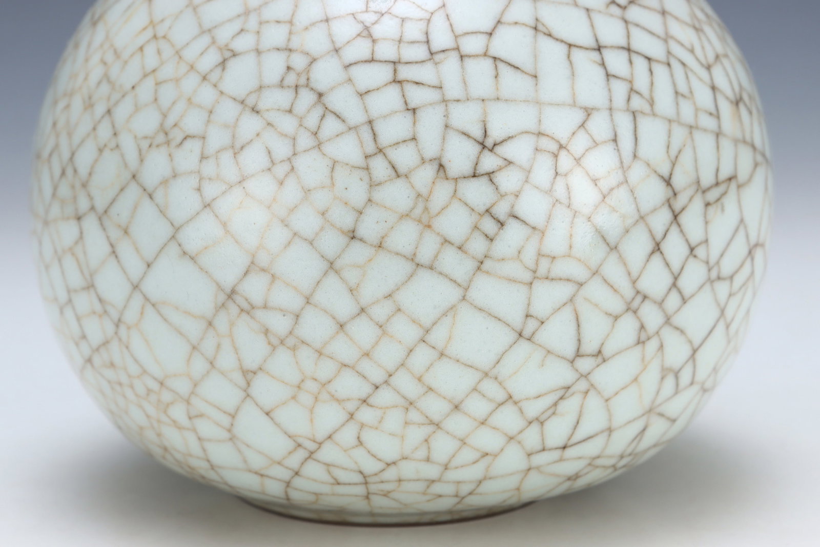 An Exquisite Guan yao White Glazed Gourd Vase - 5