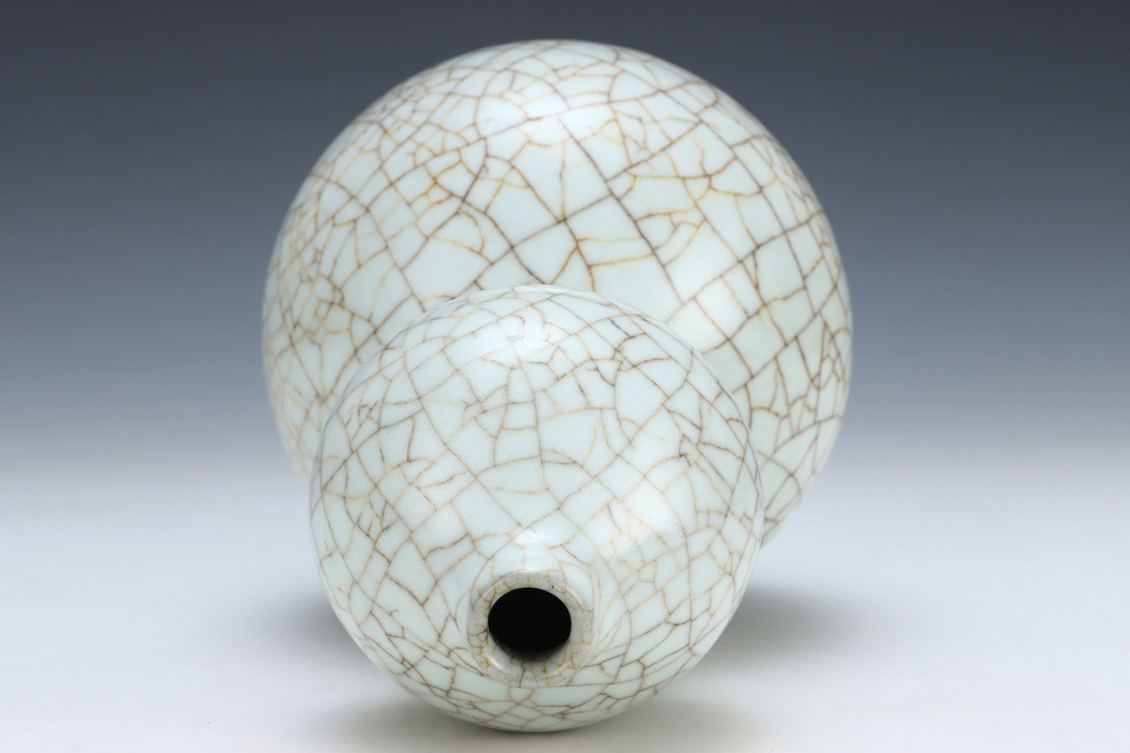 An Exquisite Guan yao White Glazed Gourd Vase - 6