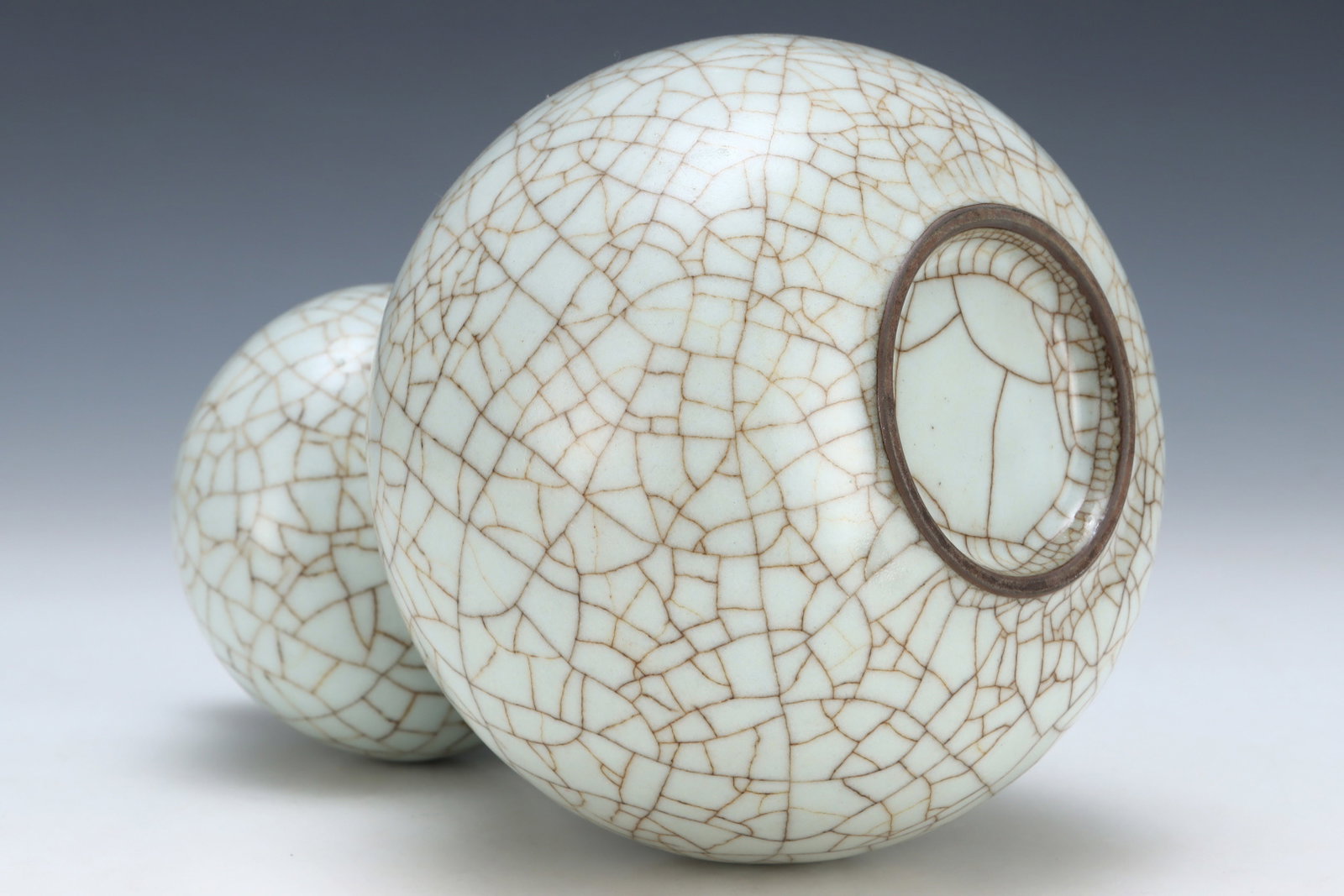 An Exquisite Guan yao White Glazed Gourd Vase - 7