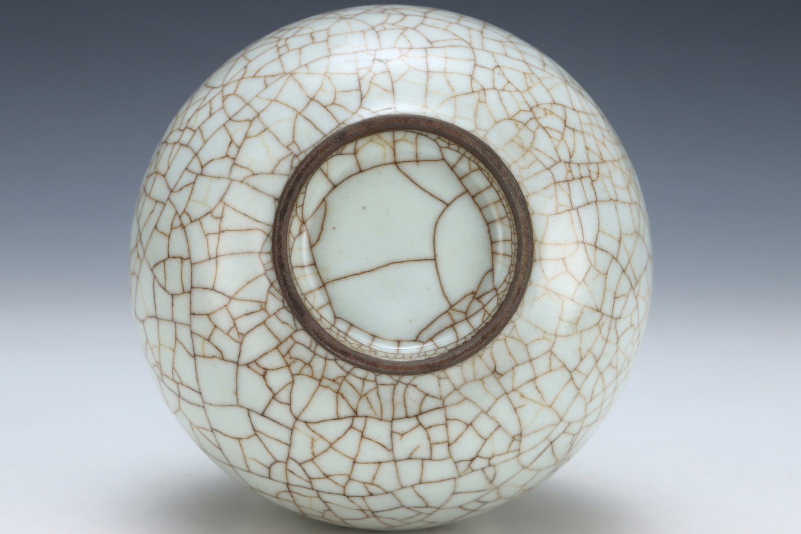 An Exquisite Guan yao White Glazed Gourd Vase - 8