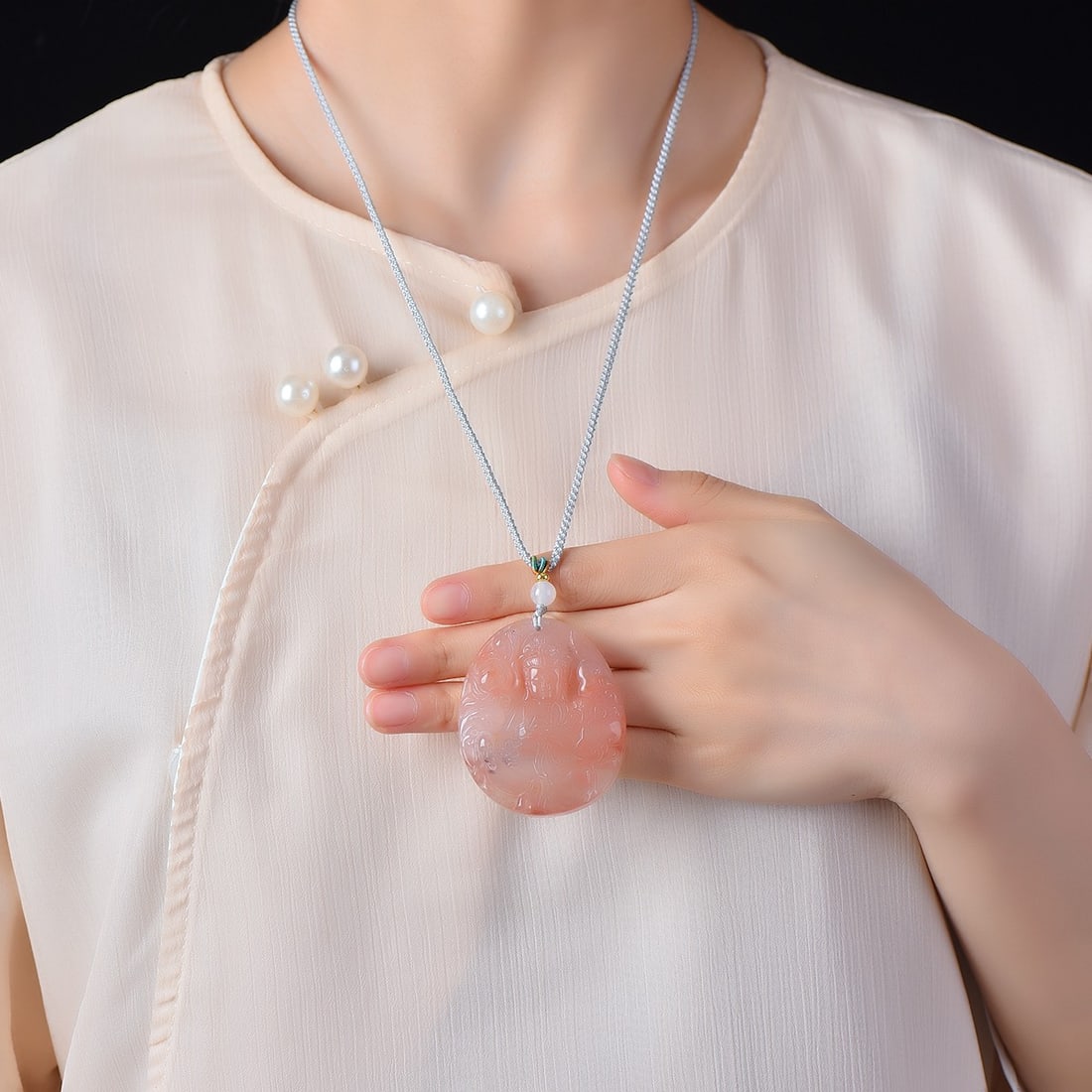 An Exquisite Jade Avalokitesvara Pattern Pendant (1 of 6)