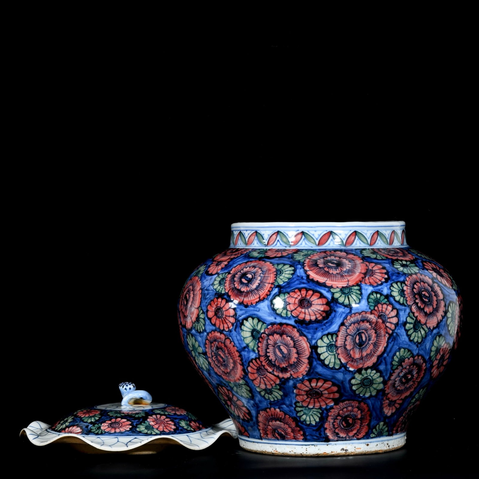 A Rare Blue and White Red Green Color Flower Pattern Cover Jar - 7