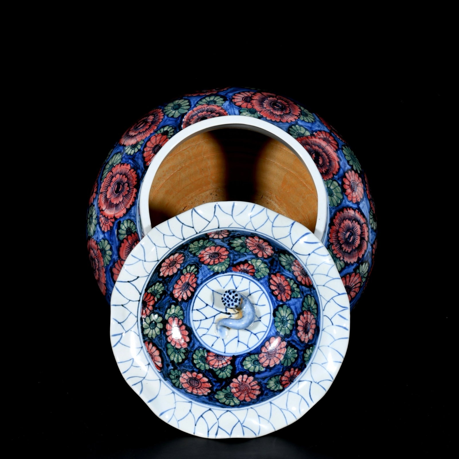 A Rare Blue and White Red Green Color Flower Pattern Cover Jar - 8