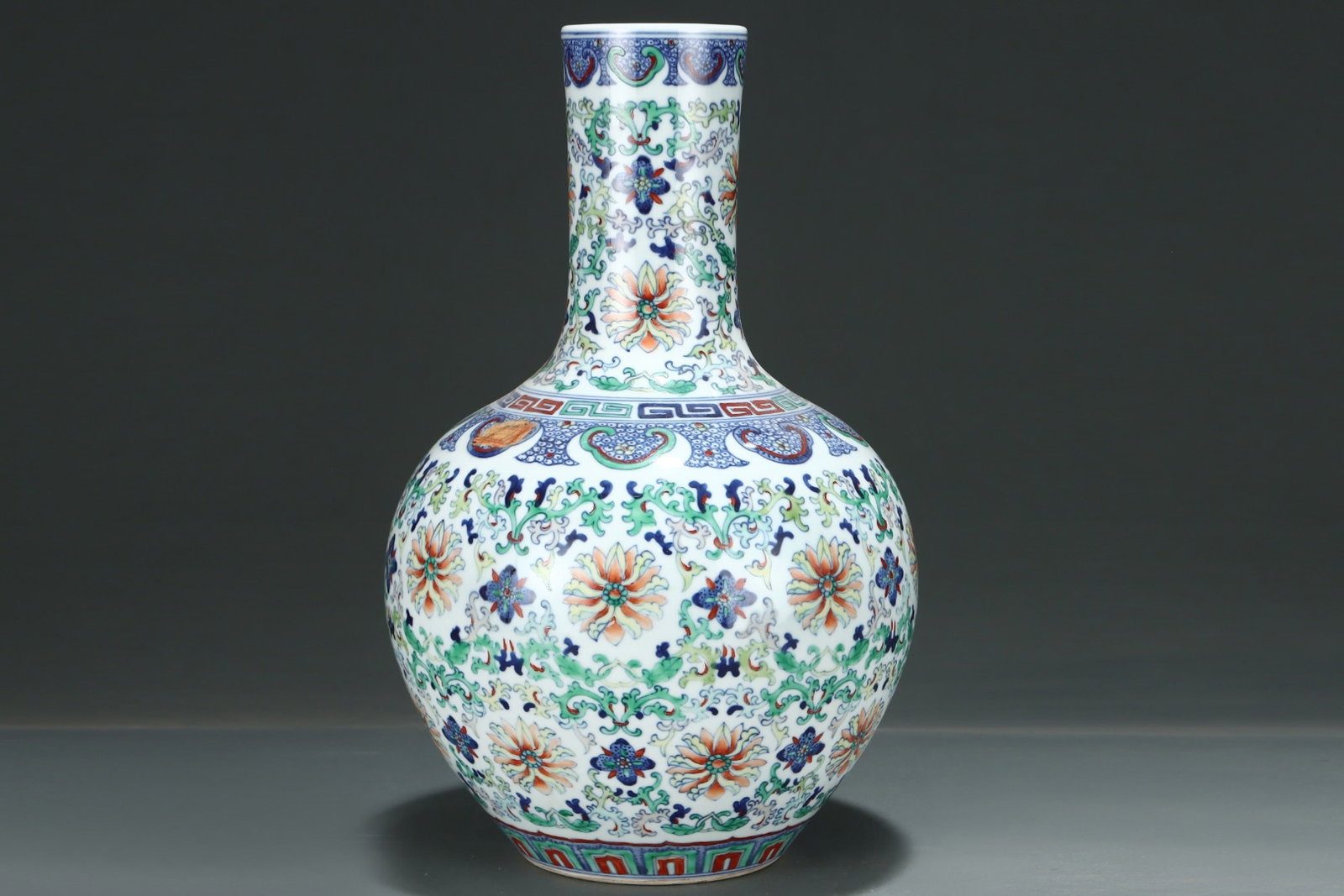 A Rare Blue and White Famille-Rose Flower Pattern Vase,With Vertical Scroll Painting on Silk - 2