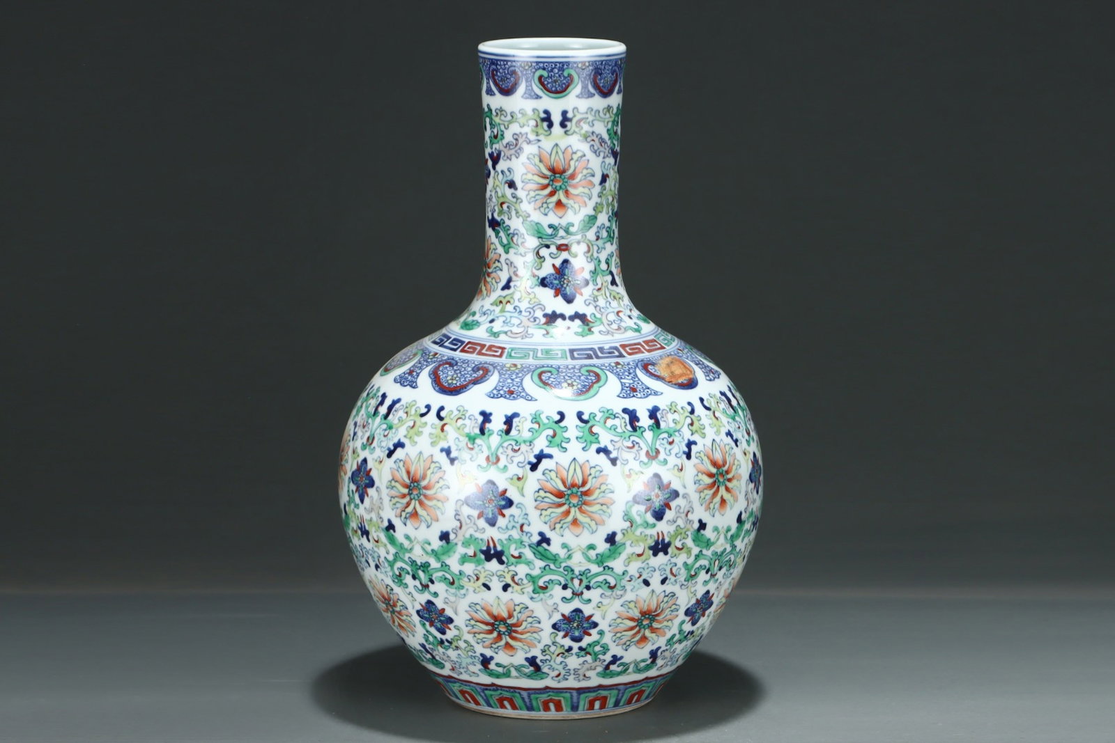 A Rare Blue and White Famille-Rose Flower Pattern Vase,With Vertical Scroll Painting on Silk - 3